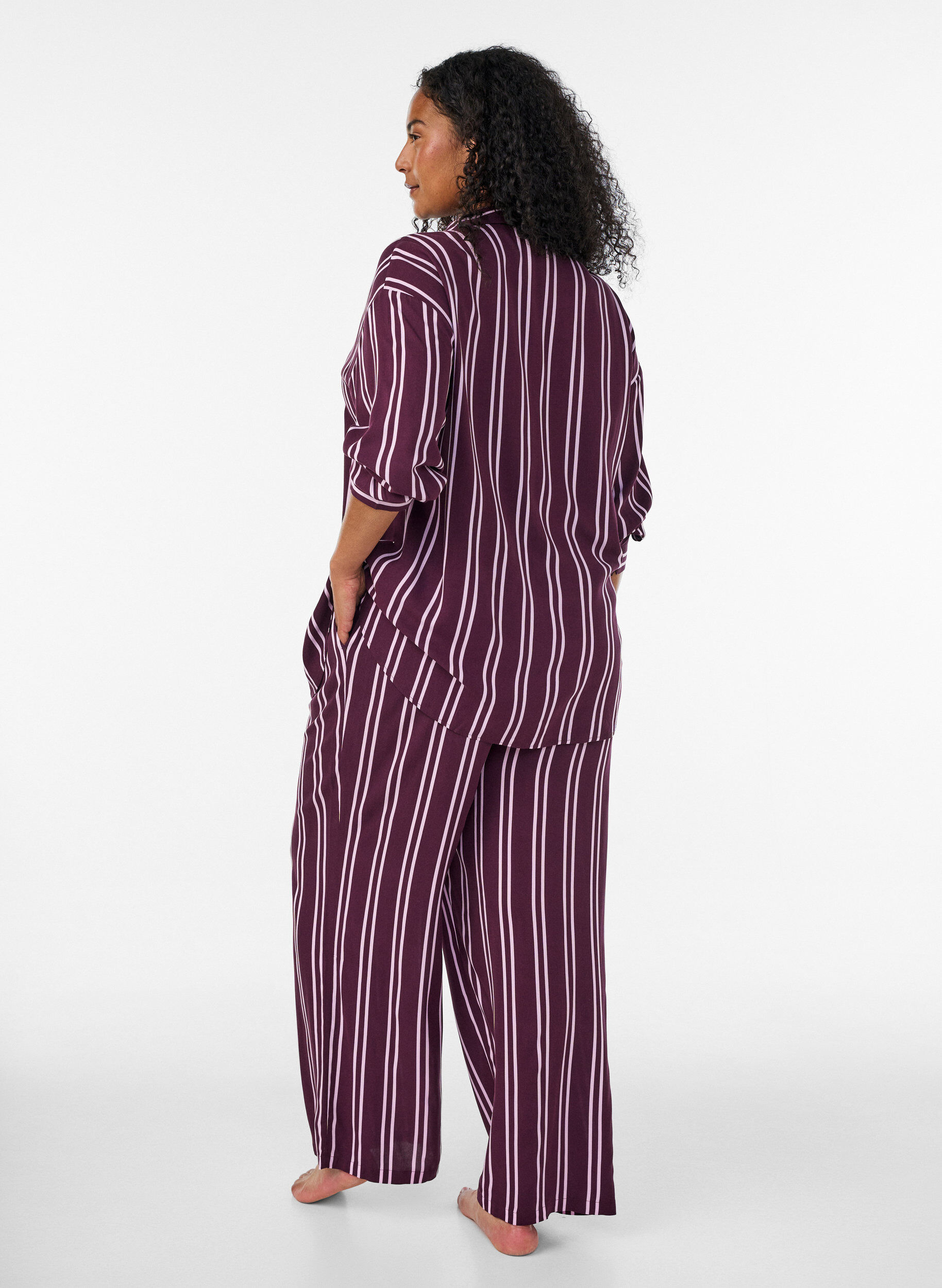 ZizziL&ouml;sa pyjamasbyxor med r&auml;nder, M&ouml;rk Bordeaux, Model image number 2