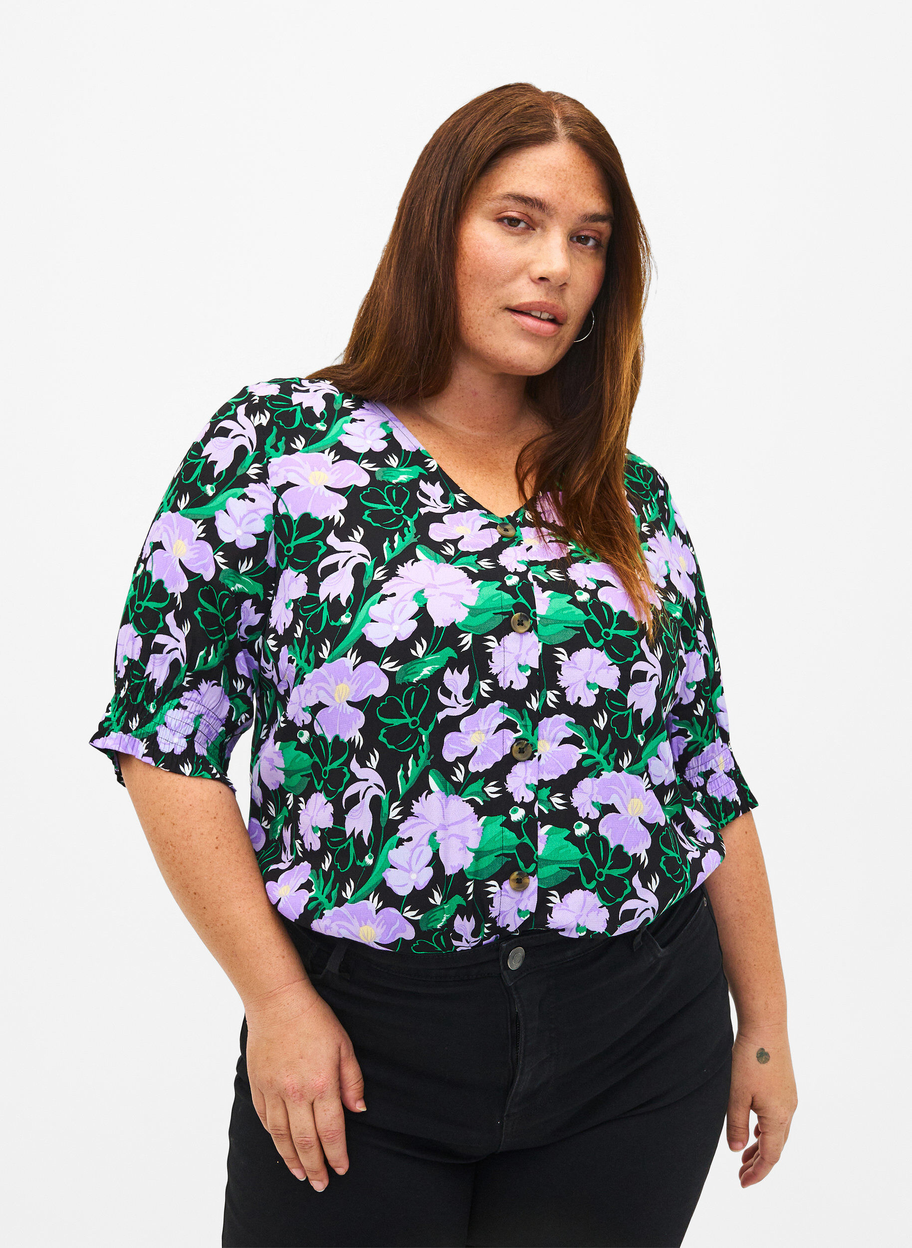 Zizzi Blus i viskos med knappar, Black Small Flower, Model image number 0