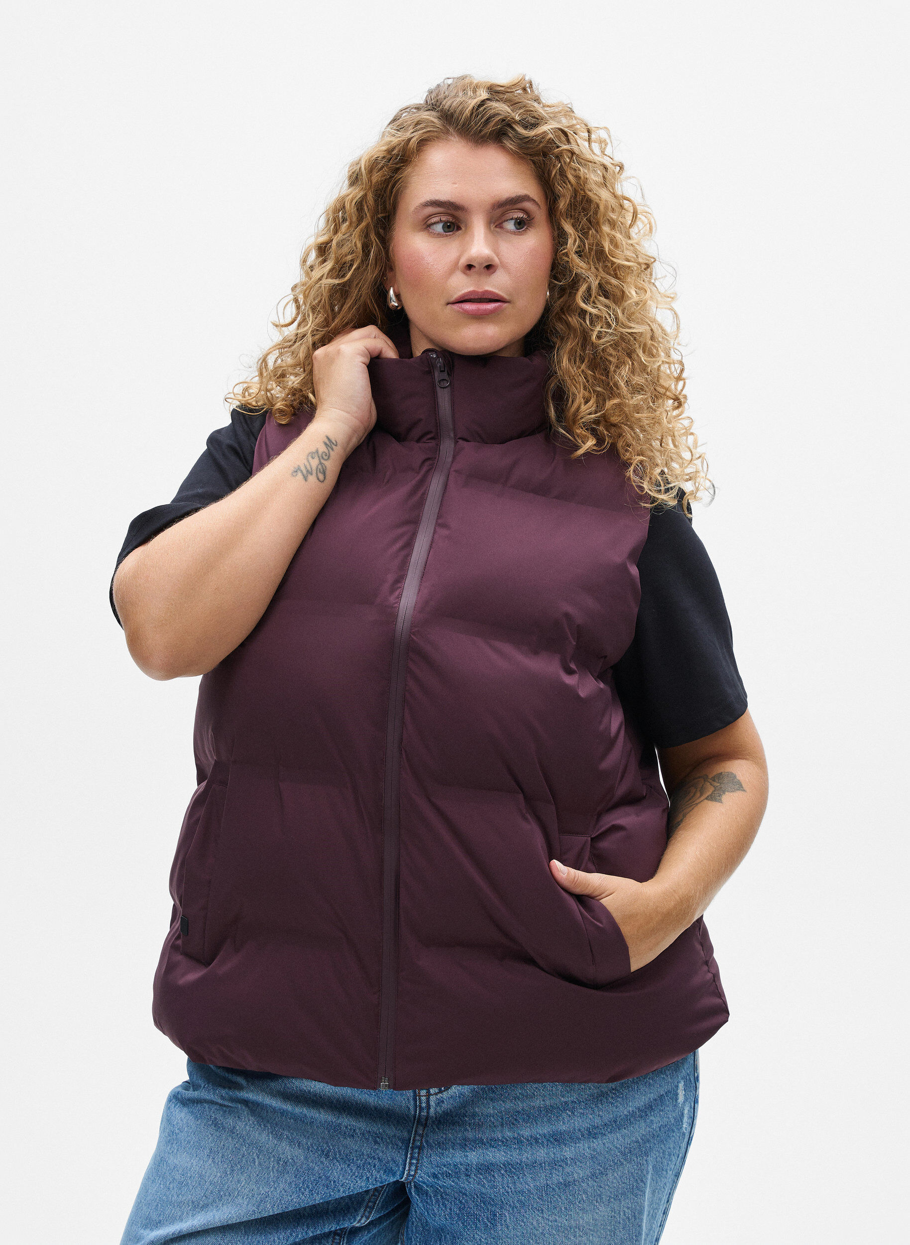Kort pufferjacka med h&ouml;g krage, M&ouml;rk Bordeaux, Model