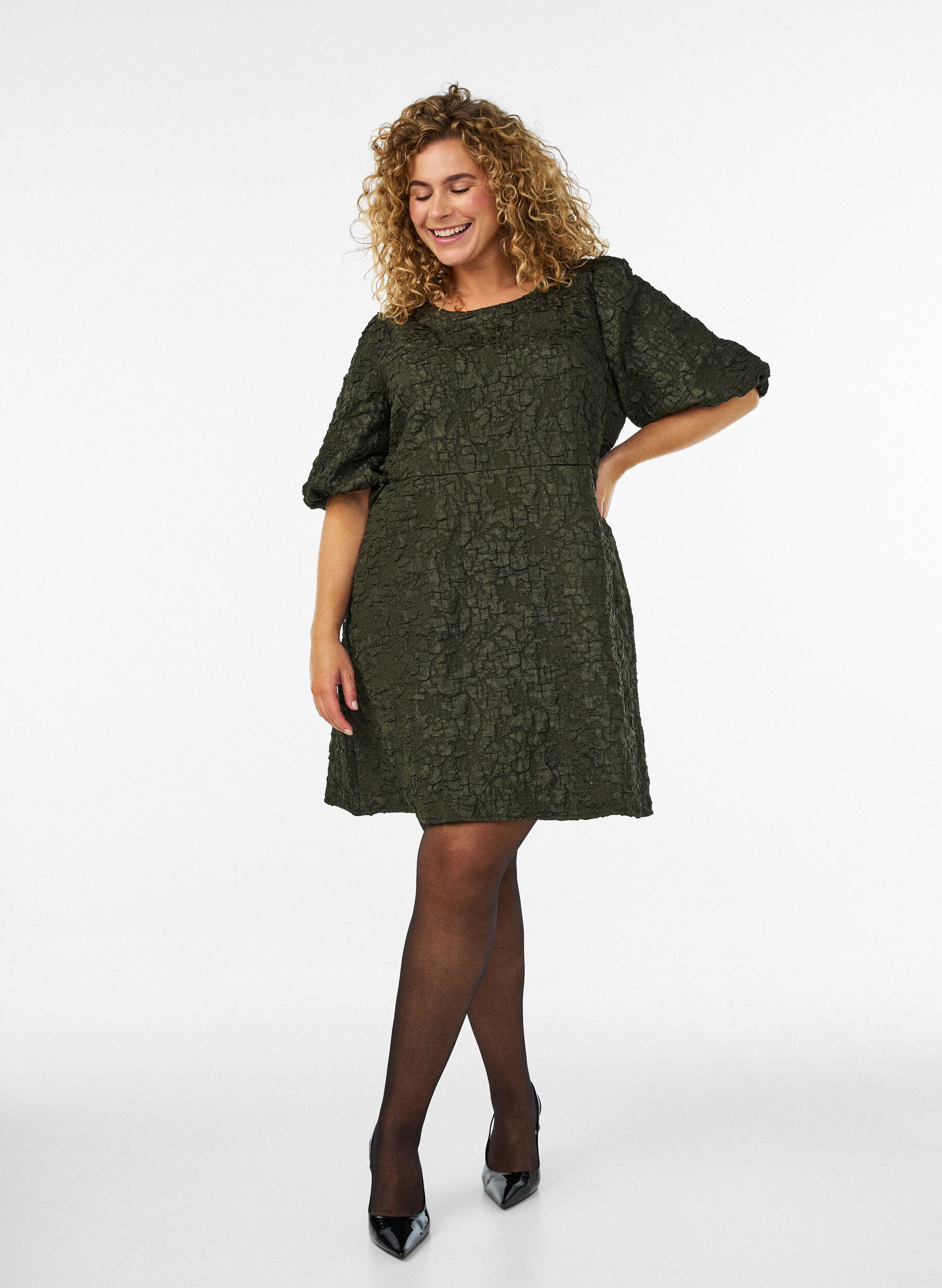 ZizziA-linjeformad kl&auml;nning i jacquard med puff&auml;rmar, Gr&ouml;n, Model image number 1