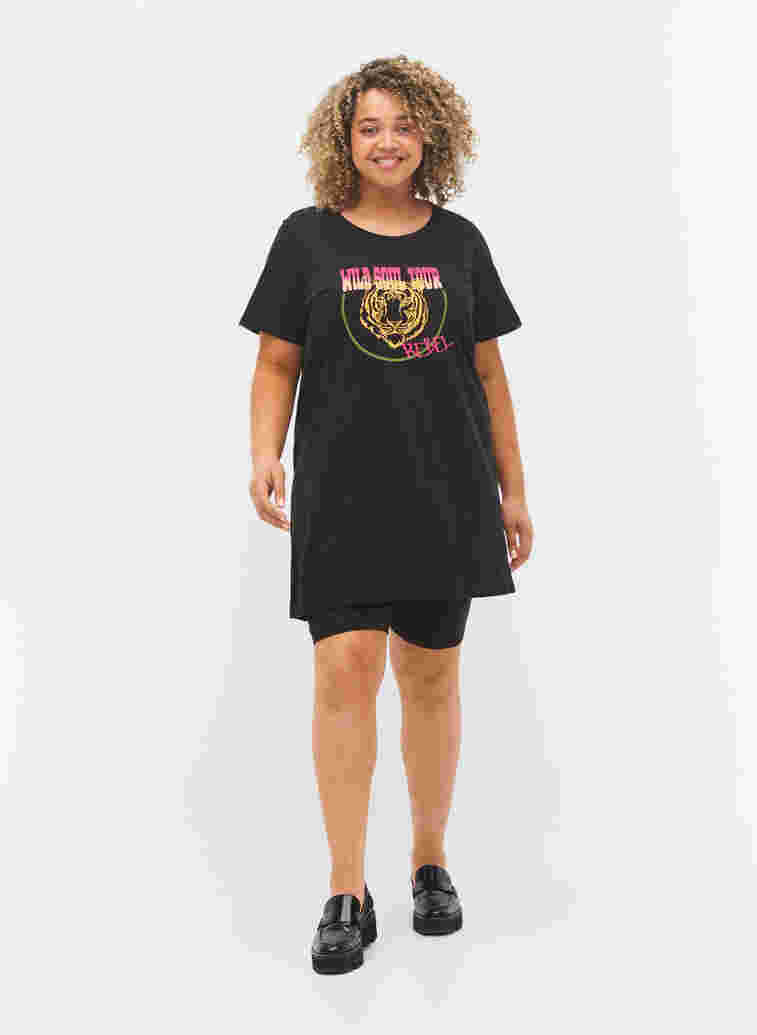 Lång t-shirt i bomull med korta ärmar, Black Tiger, Model image number 2
