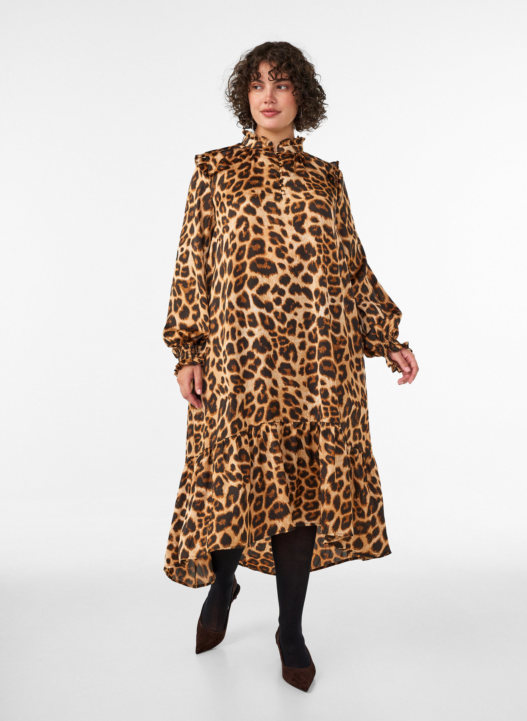 Kl&auml;nning med leopardm&ouml;nster och volangdetaljer, Brun, Model