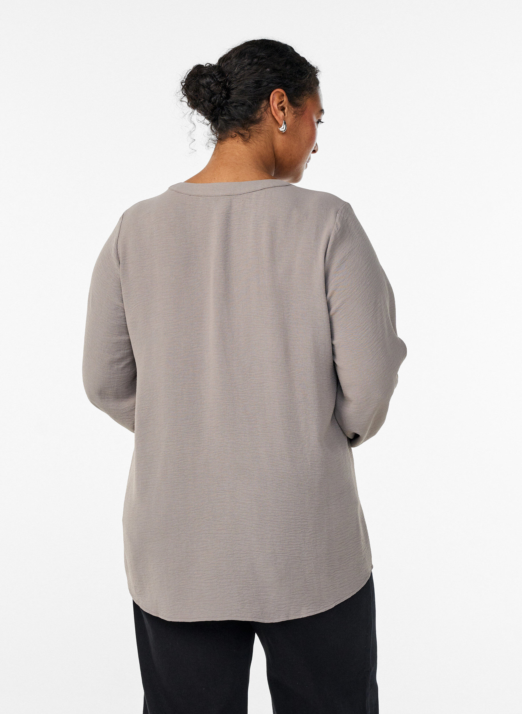 ZizziBlus med smockade manschetter och v-ringning, Beige, Model image number 2