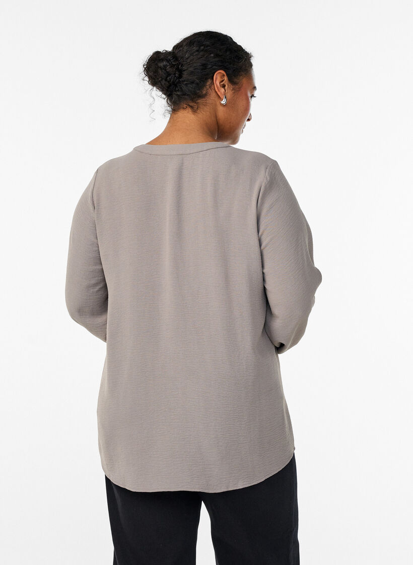 Blus med smockade manschetter och v-ringning, Beige, Model image number 2