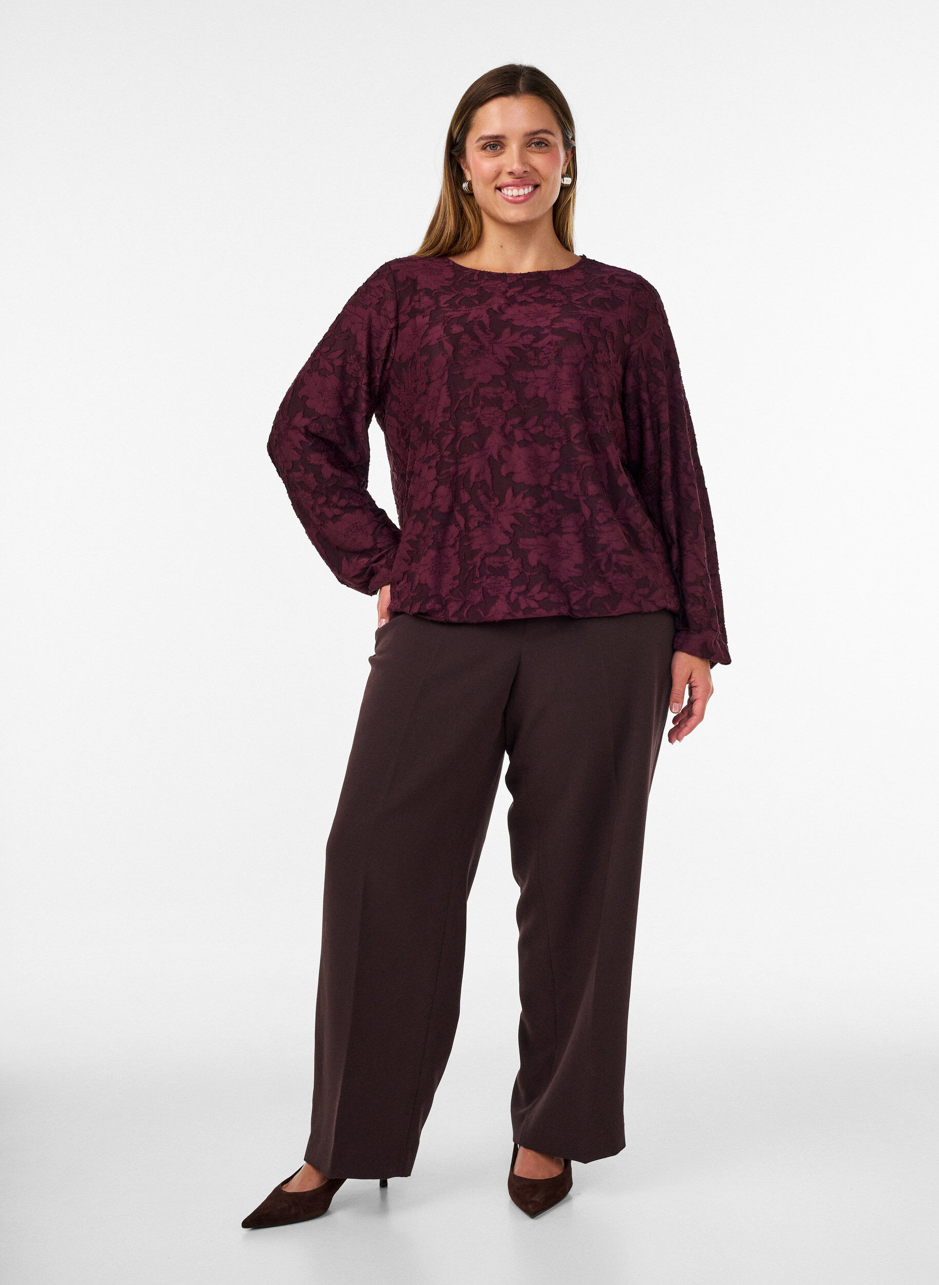 ZizziSkir blus med blommig textur och l&aring;nga &auml;rmar, R&ouml;d, Model image number 1