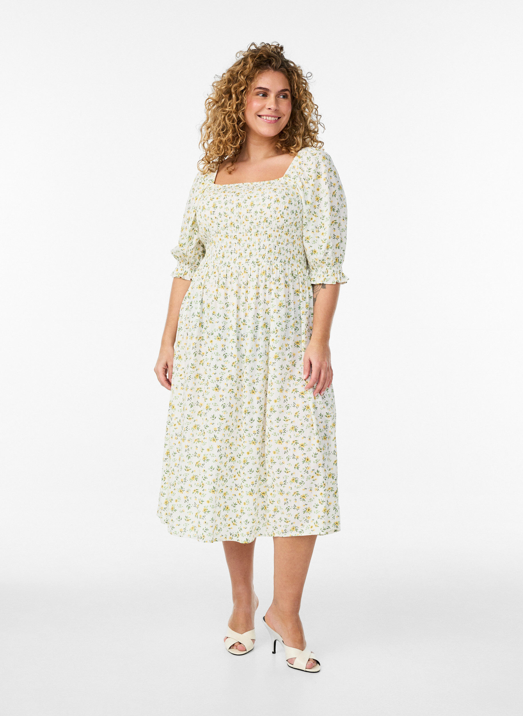 Blommig sommarkl&auml;nning i viskos, Vit, Model