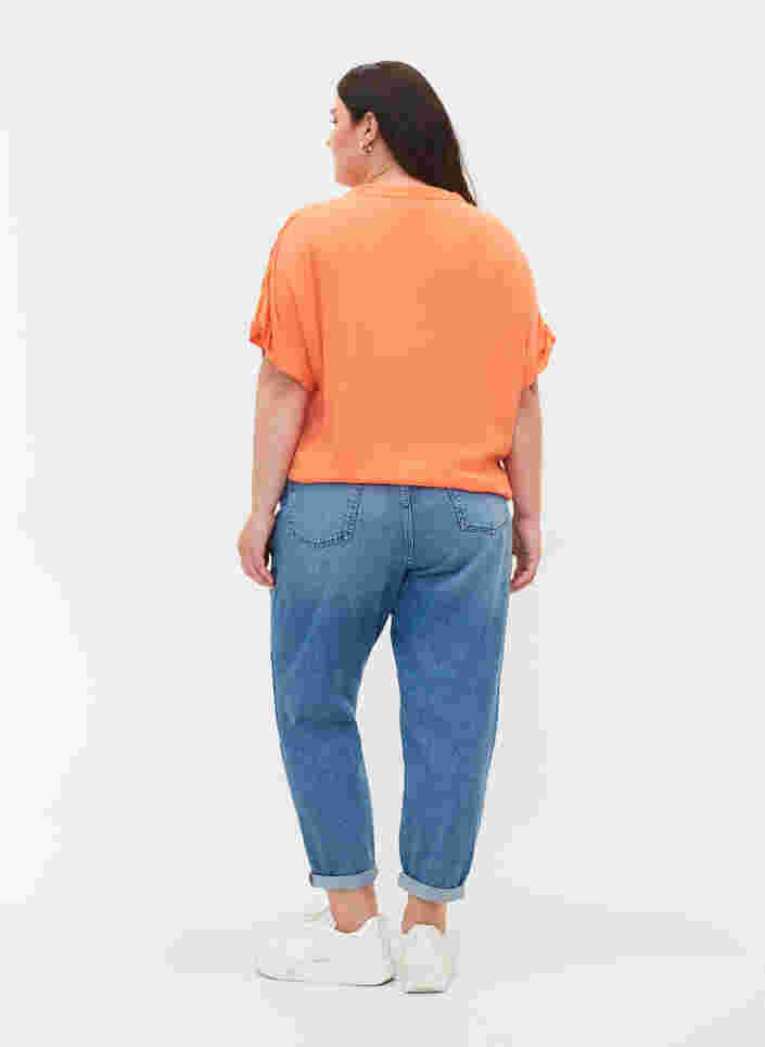 Mille mom fit jeans med blockfärgat mönster, Blue Denim Comb, Model image number 1