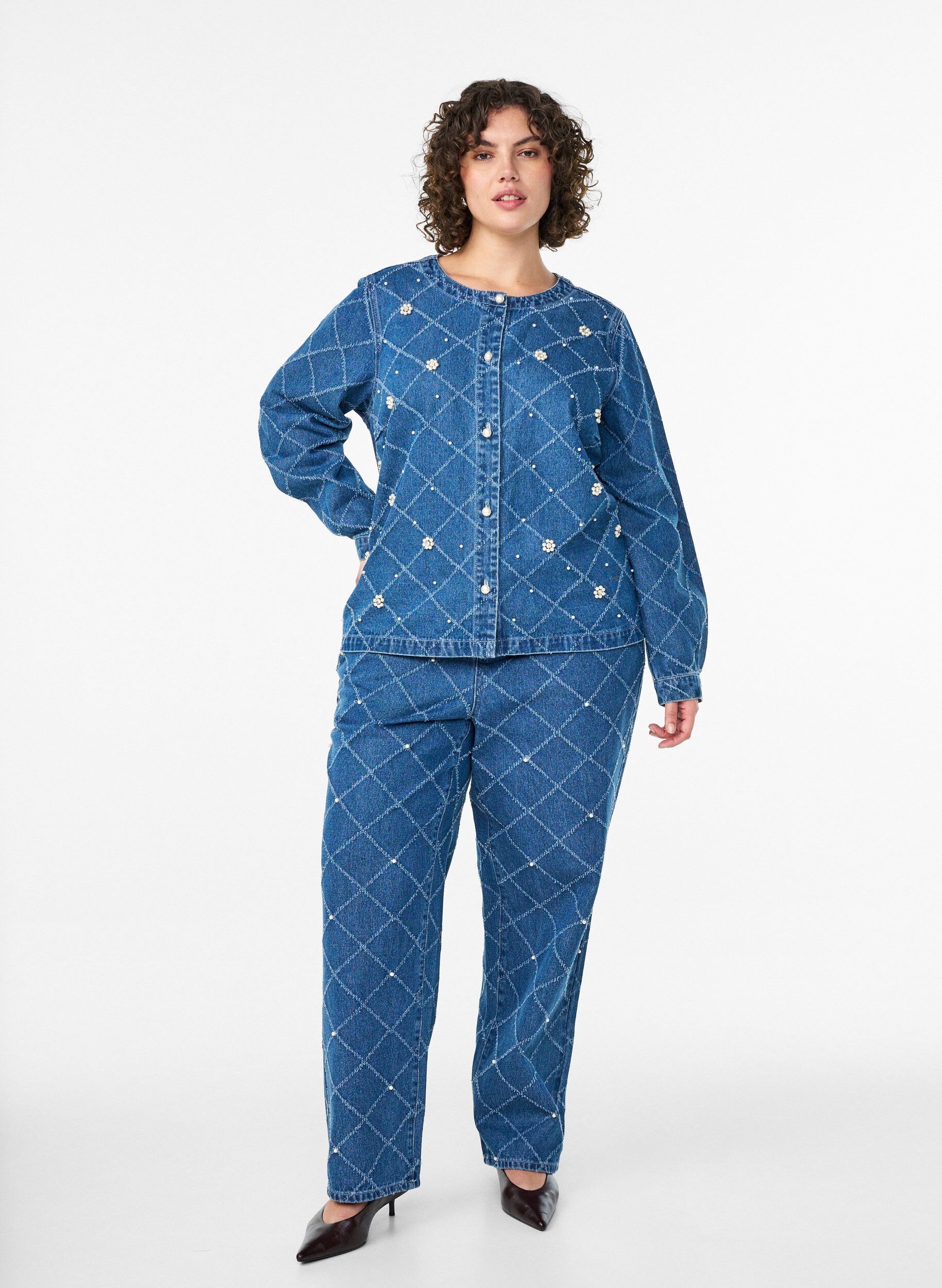 Zizzi Jeansskjorta med slitna detaljer och p&auml;rldetaljer, Bl&aring;, Model image number 1