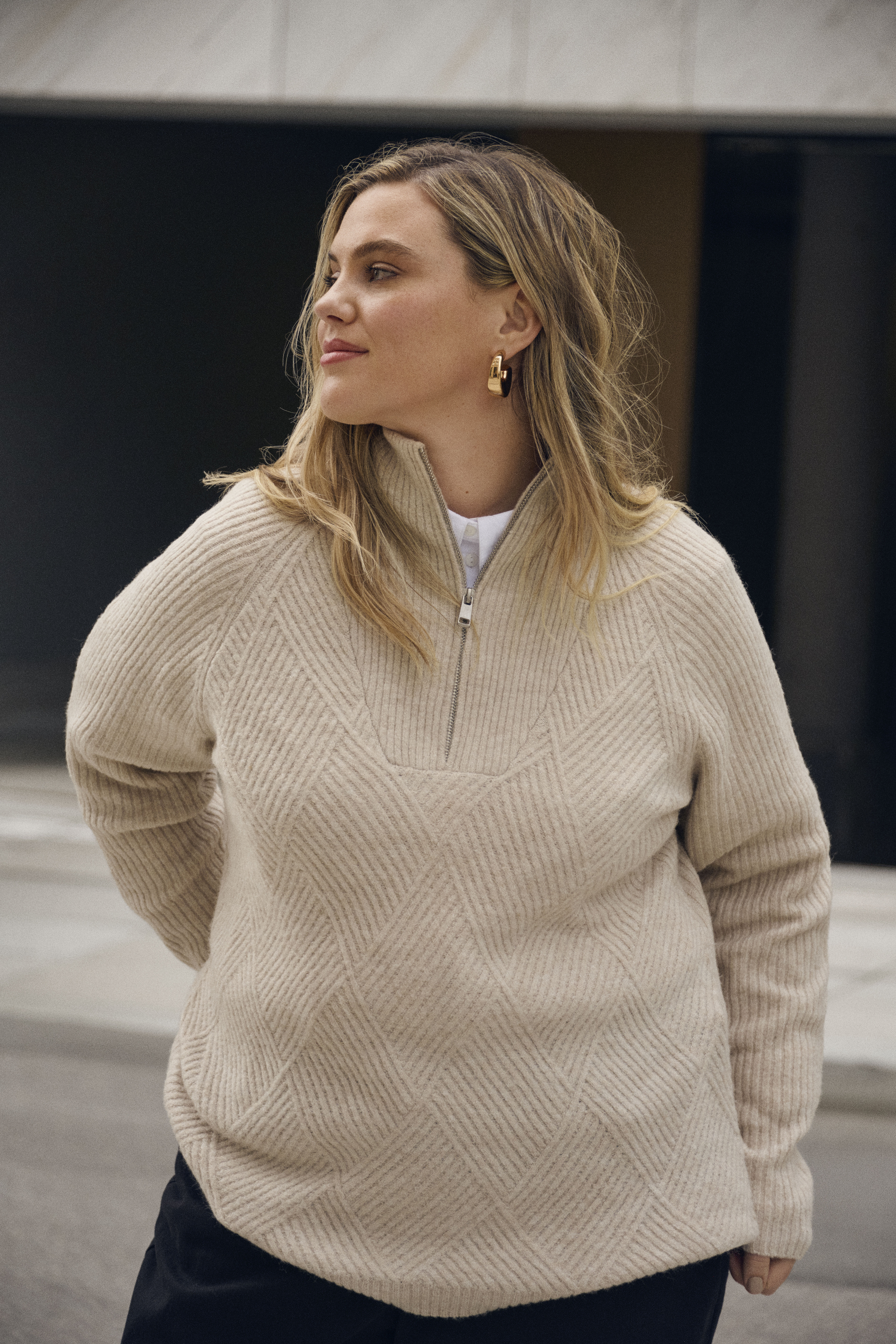 Beige stickade kl&auml;der, , Model