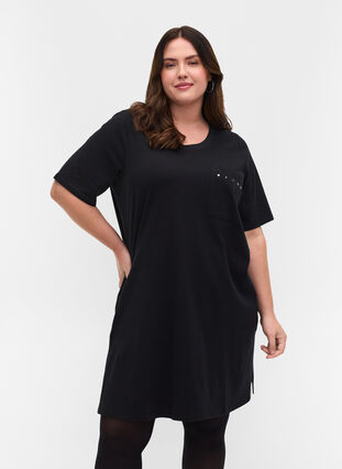 Lång t-shirt i bomull med bröstficka och nitar, Black, Model image number 0