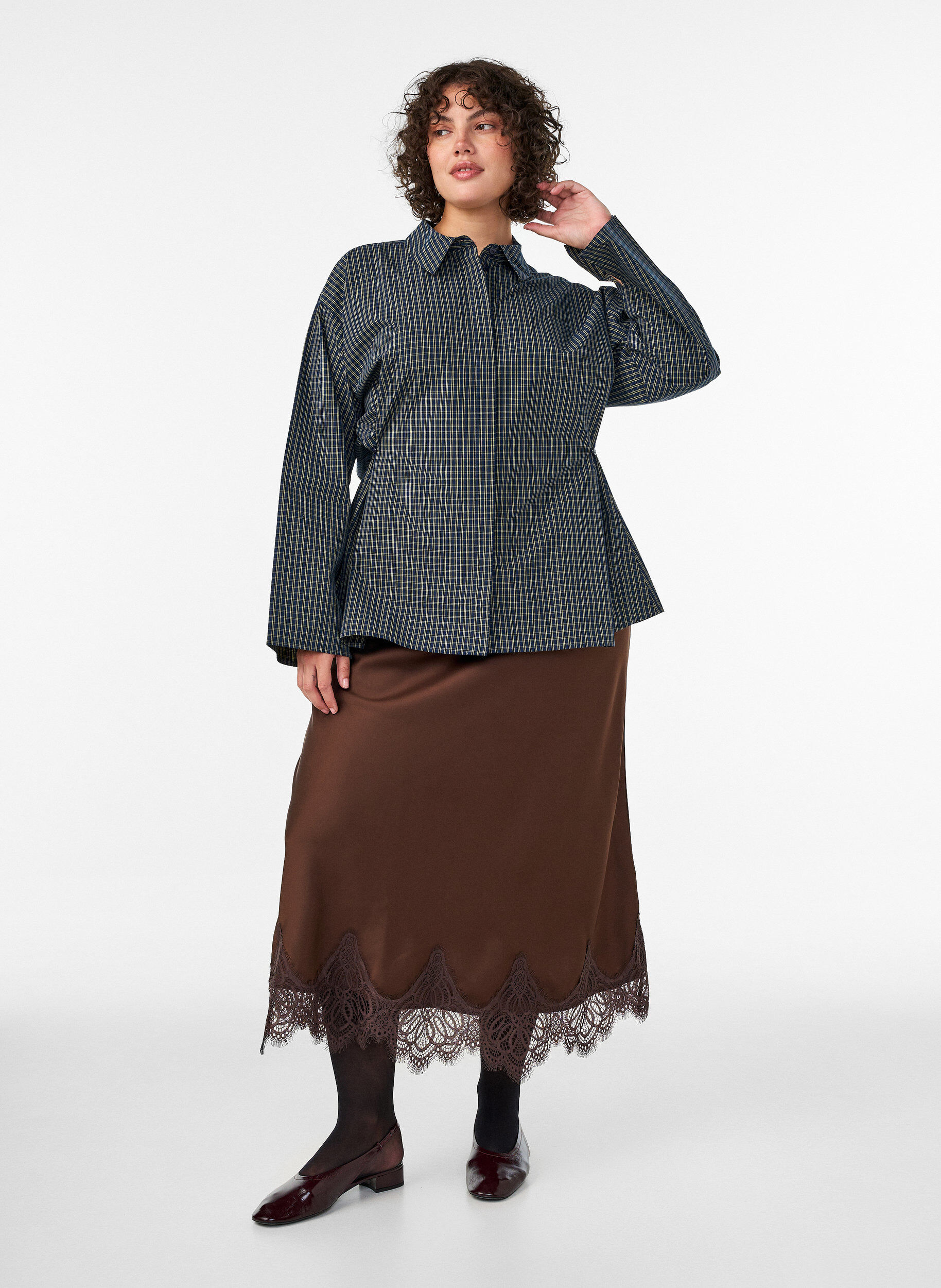 Midikjol i satin med spetskant, Brun, Model