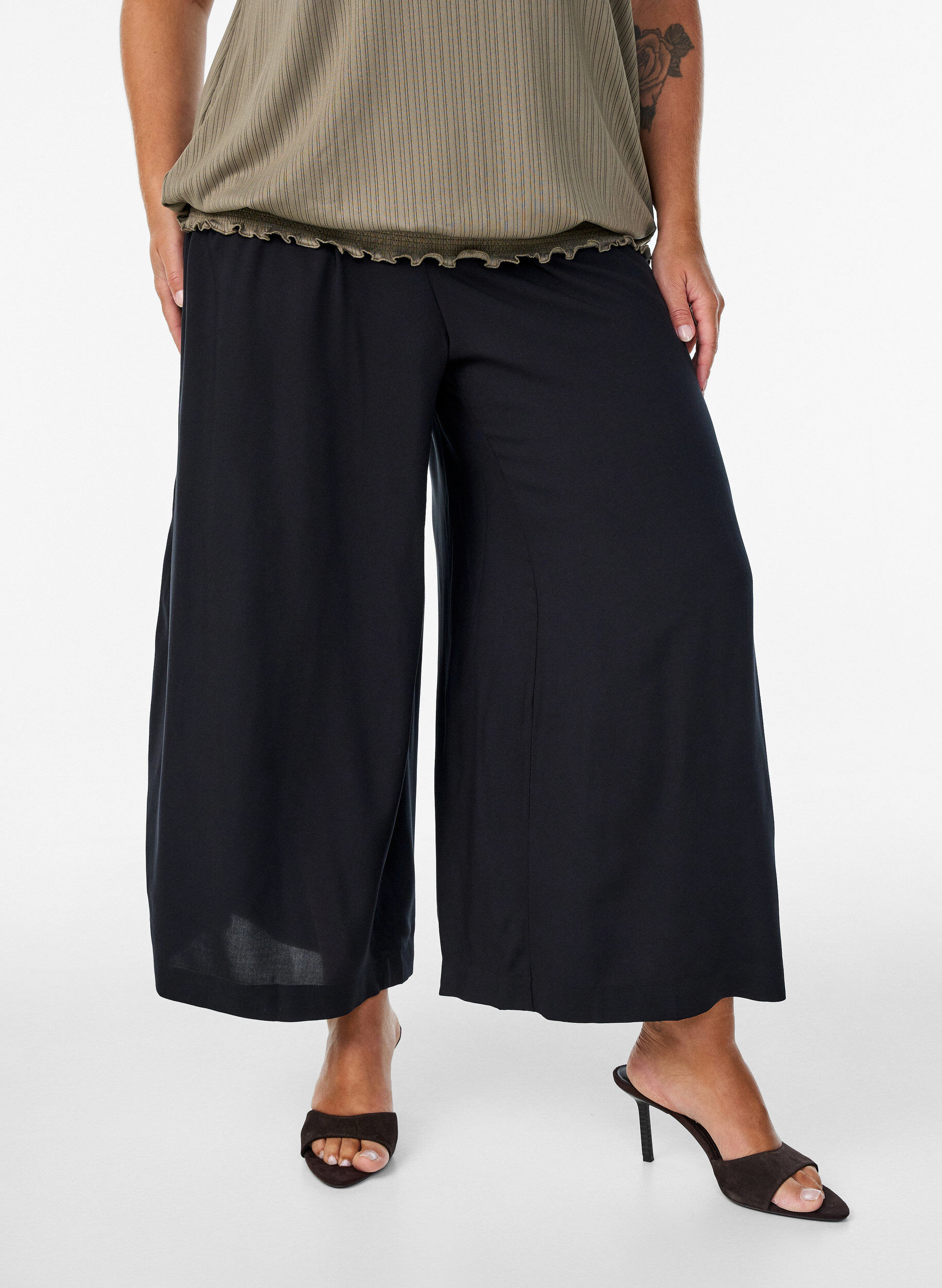 ZizziCulottes i viskos med h&ouml;g midja och vida ben, Svart, Model image number 2