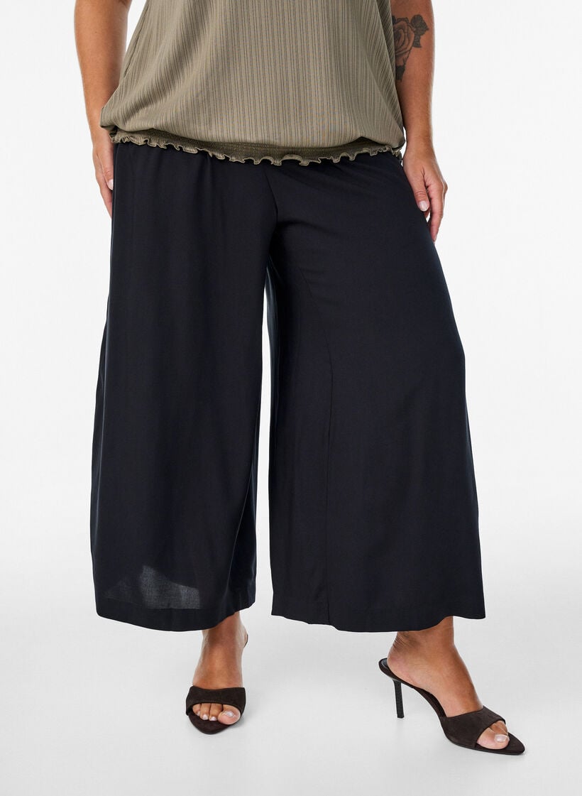 Culottes i viskos med h&ouml;g midja och vida ben, Svart, Model image number 2