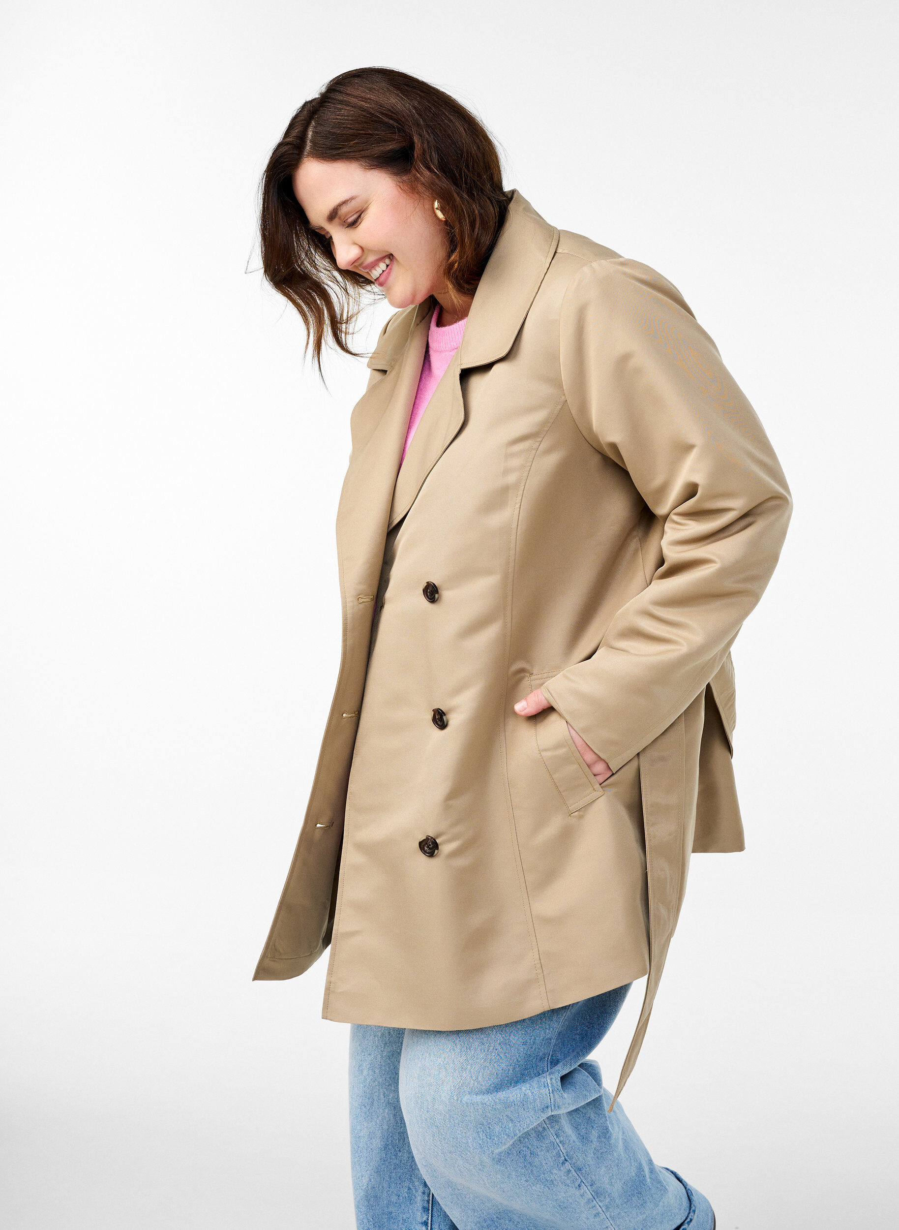 Zizzi Kort trenchcoat med sk&auml;rp, Beige, Model image number 3
