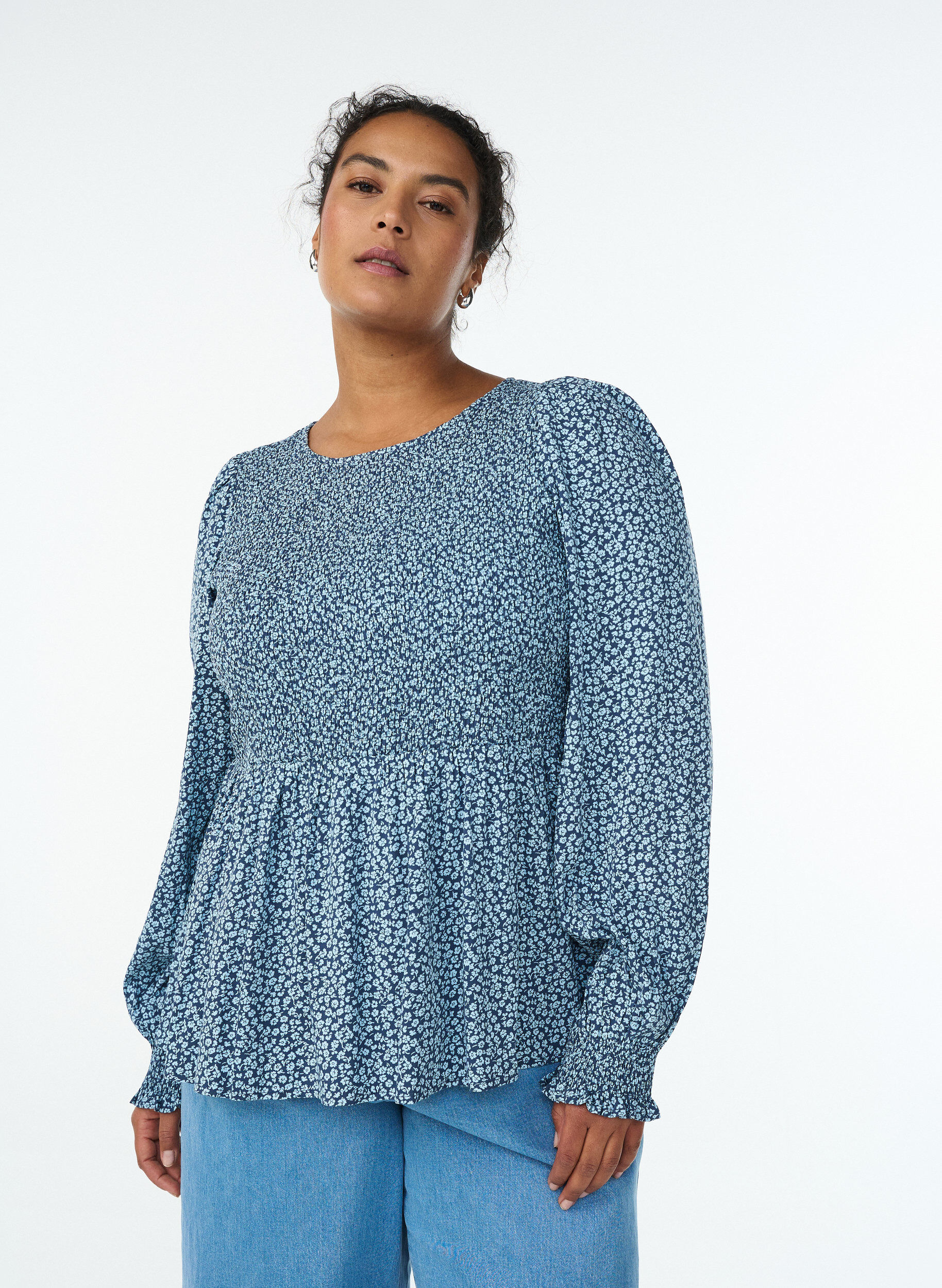 ZizziBlus med smock upptill och blommigt m&ouml;nster, Bl&aring;, Model image number 0