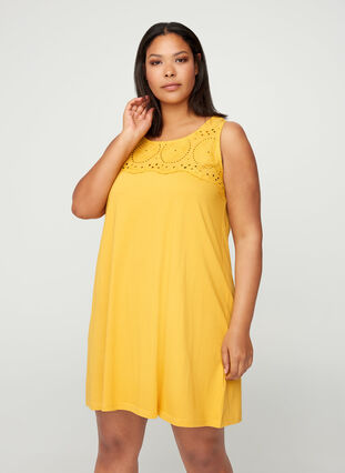 Klänning med broderi anglaise, MINERAL YELLOW, Model image number 0