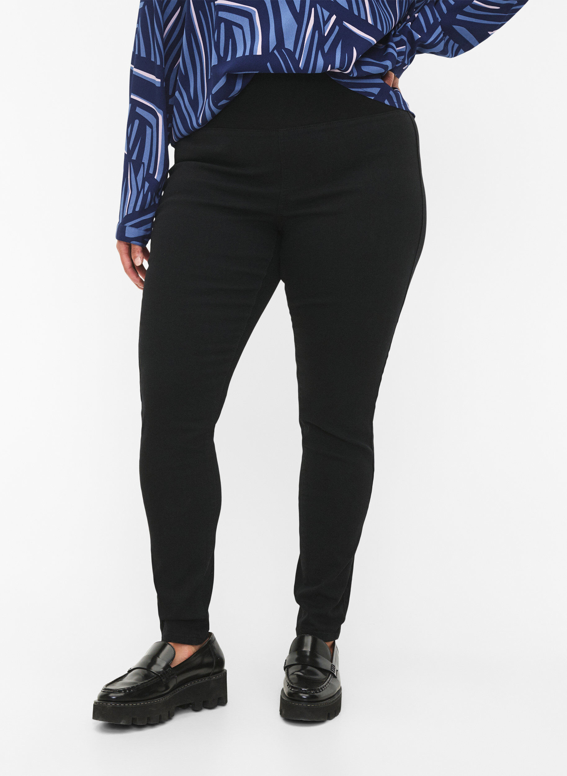 Zizzi FLASH &ndash; jeggings med bred res&aring;r i midjan, Svart, Model image number 2