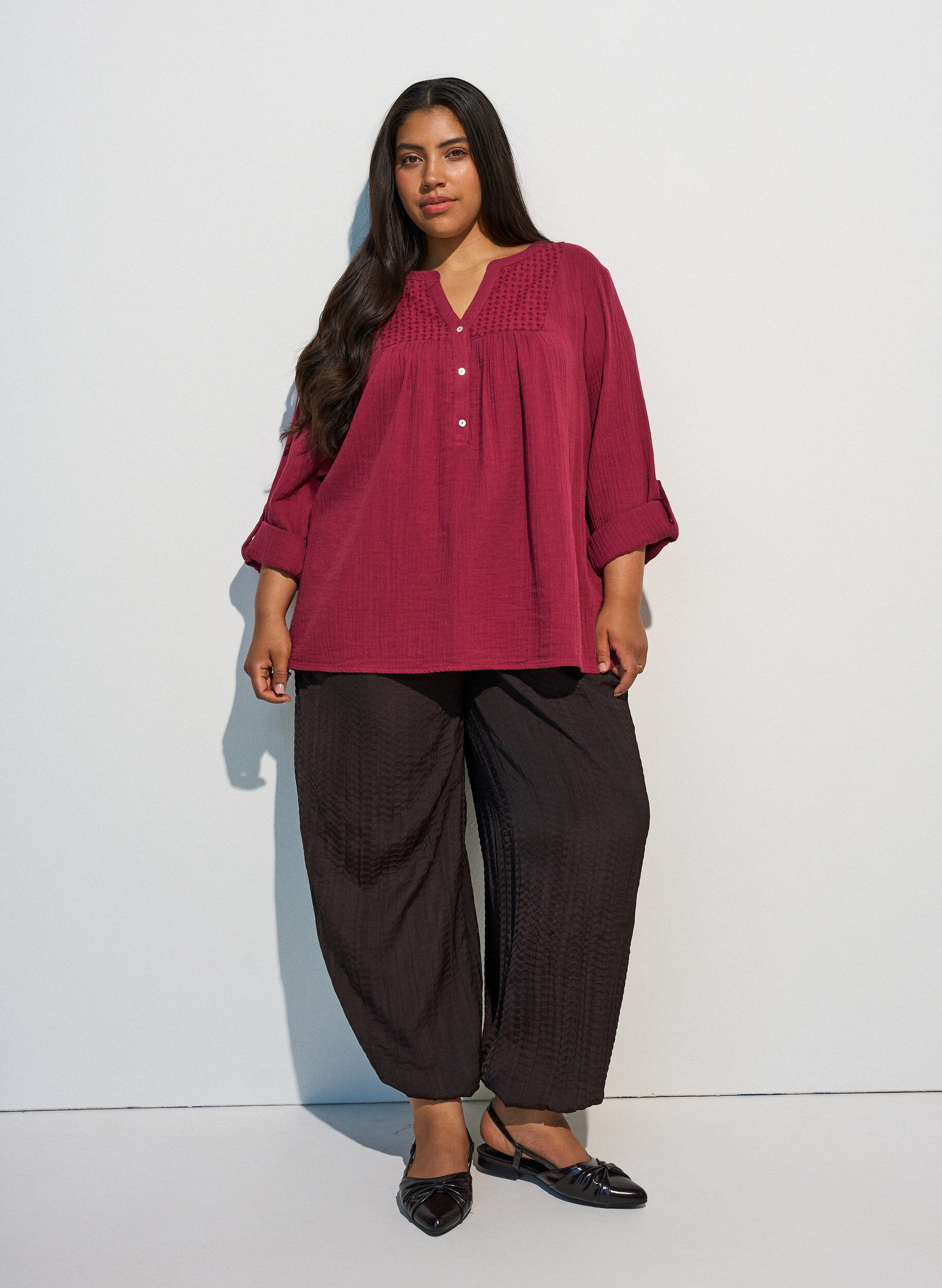 ZizziBlus i bomullsmuslin med broderie anglaise, R&ouml;d, Model image number 1
