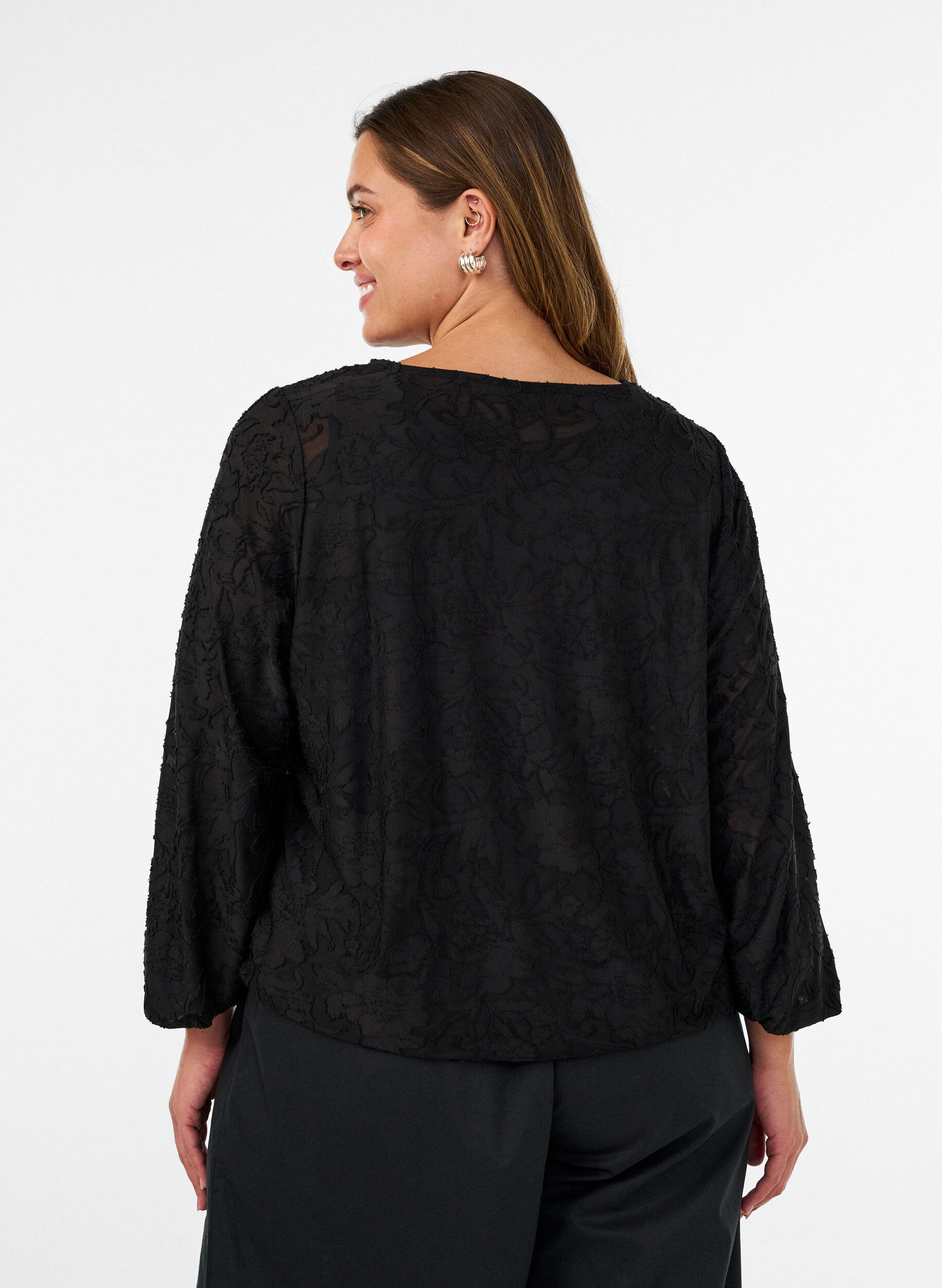 ZizziSkir blus med blommig textur och l&aring;nga &auml;rmar, Svart, Model image number 2