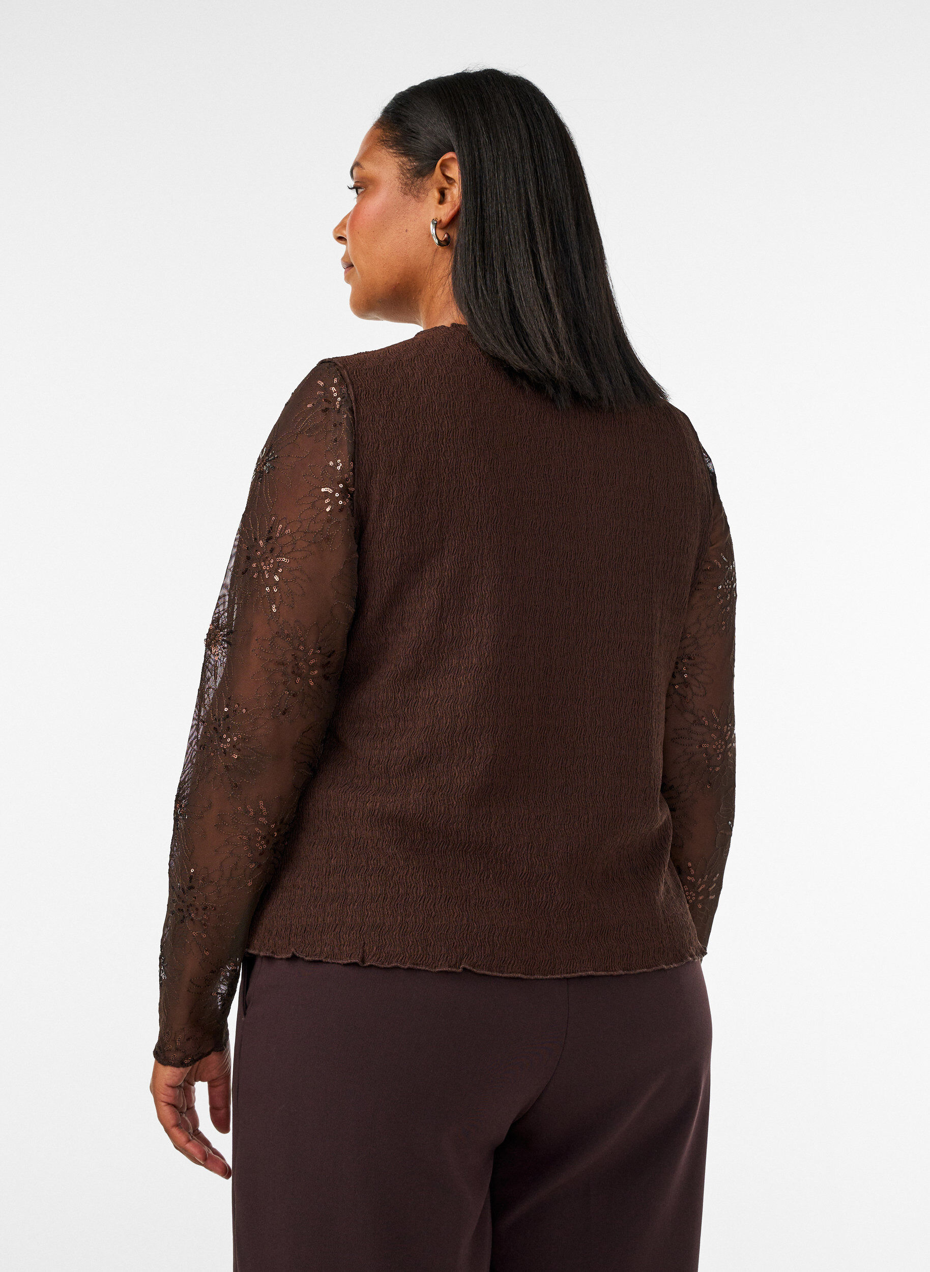 Zizzi&Auml;rml&ouml;s topp med v&aring;gig struktur och kn&auml;ppning, Brun, Model image number 2