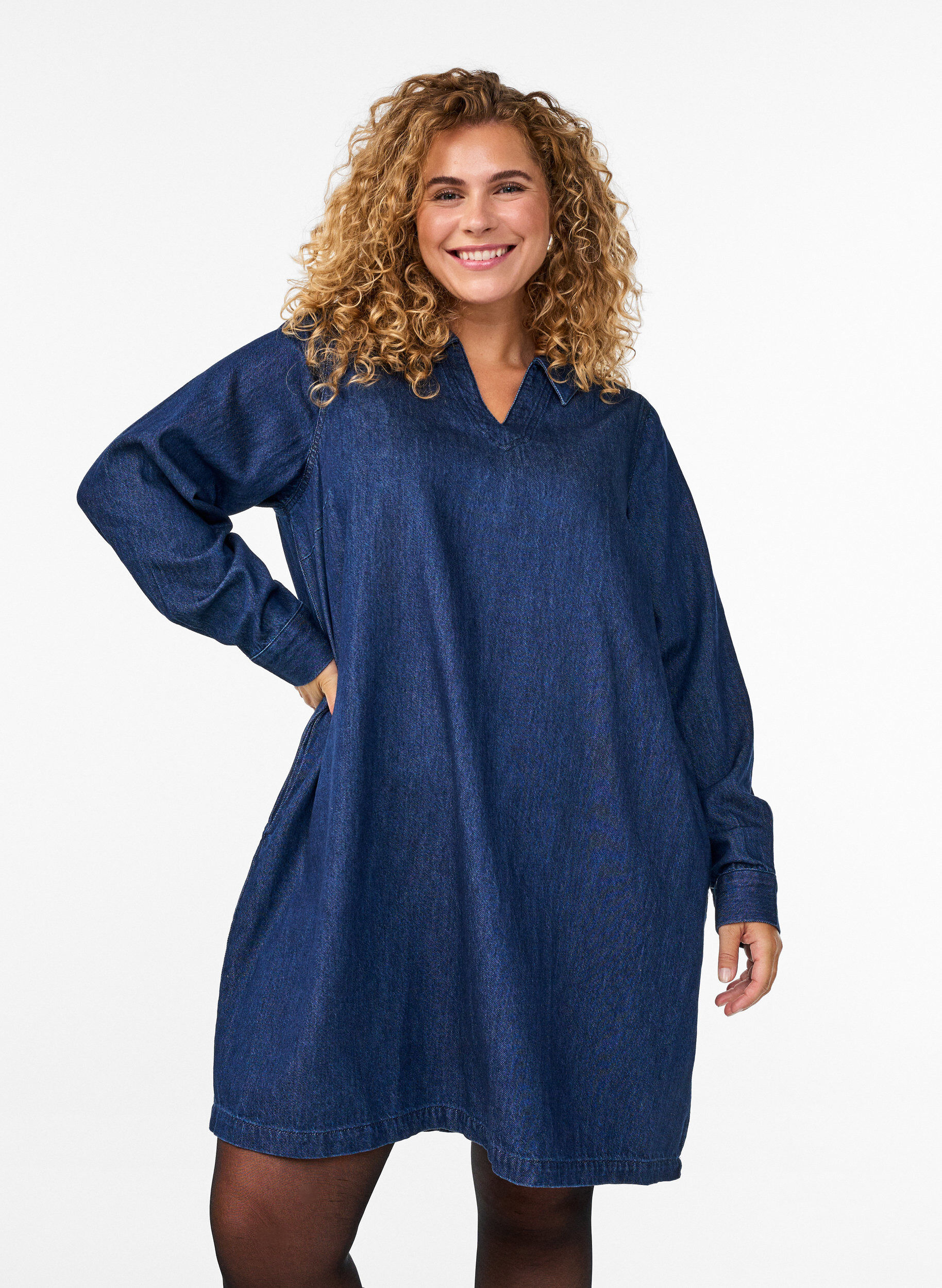ZizziKort jeanskl&auml;nning med v-ringning och krage, Bl&aring;, Model image number 0