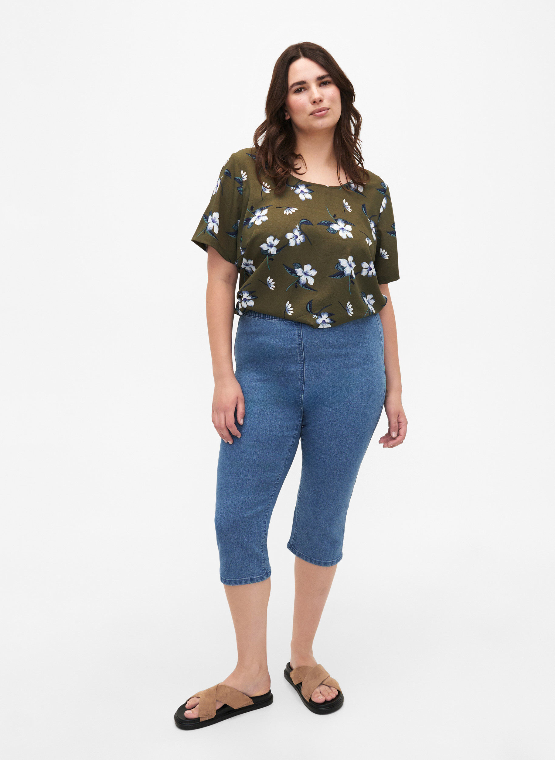 Zizzi FLASH - blus med kort &auml;rm och tryck, Olive Night Flower, Model image number 2