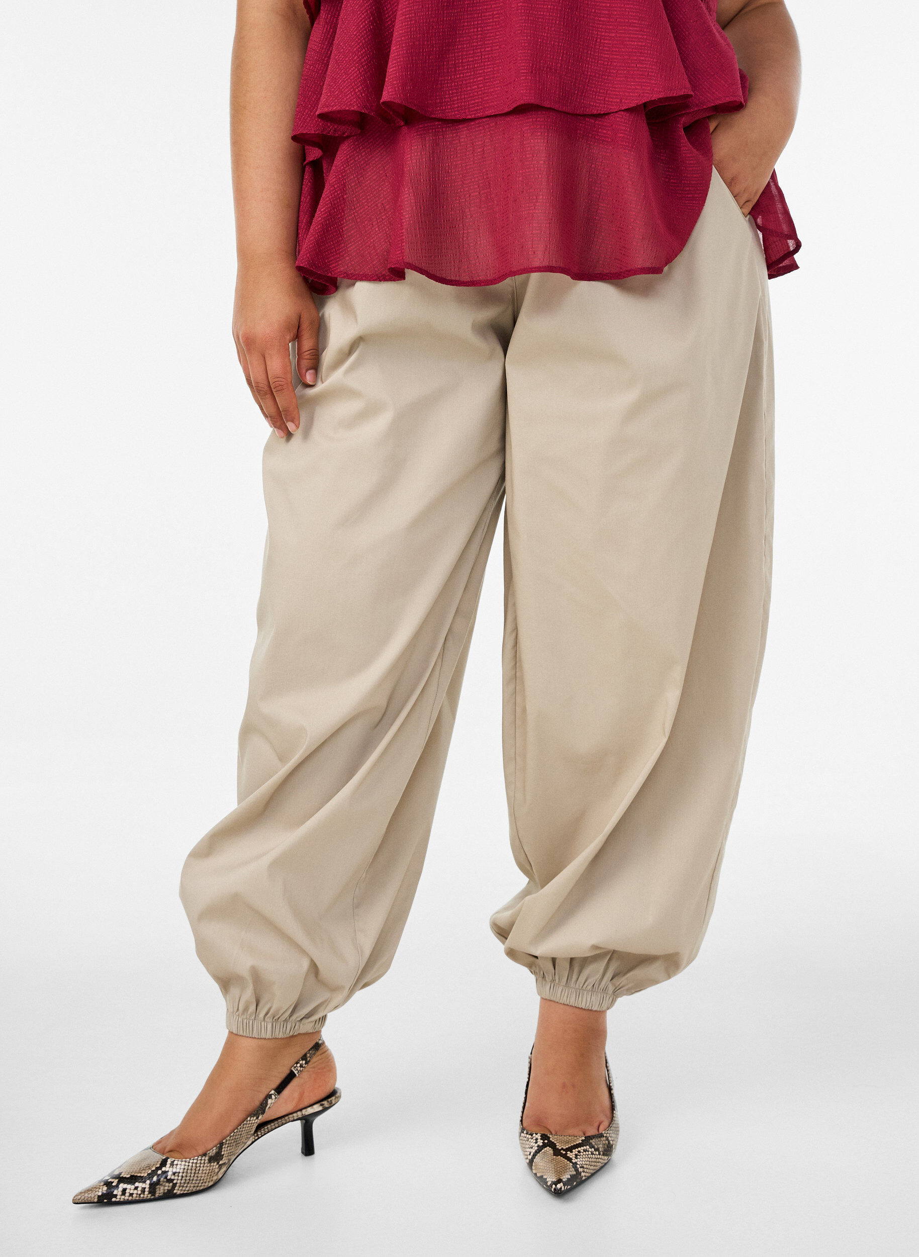 ZizziBallongbyxor med fickor och res&aring;r i midjan, Beige, Model image number 2