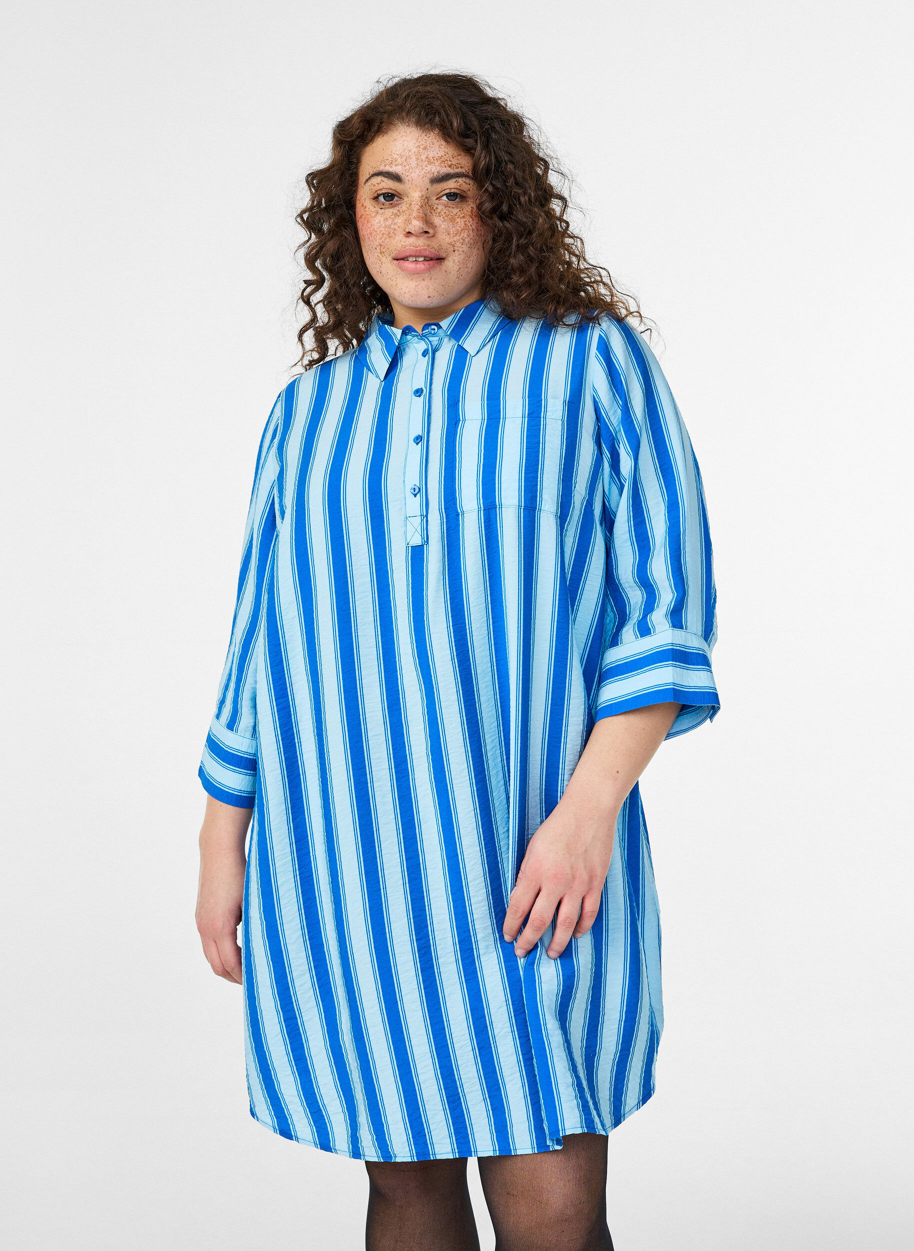 ZizziKort kl&auml;nning med krage och br&ouml;stficka, Bl&aring;, Model image number 0