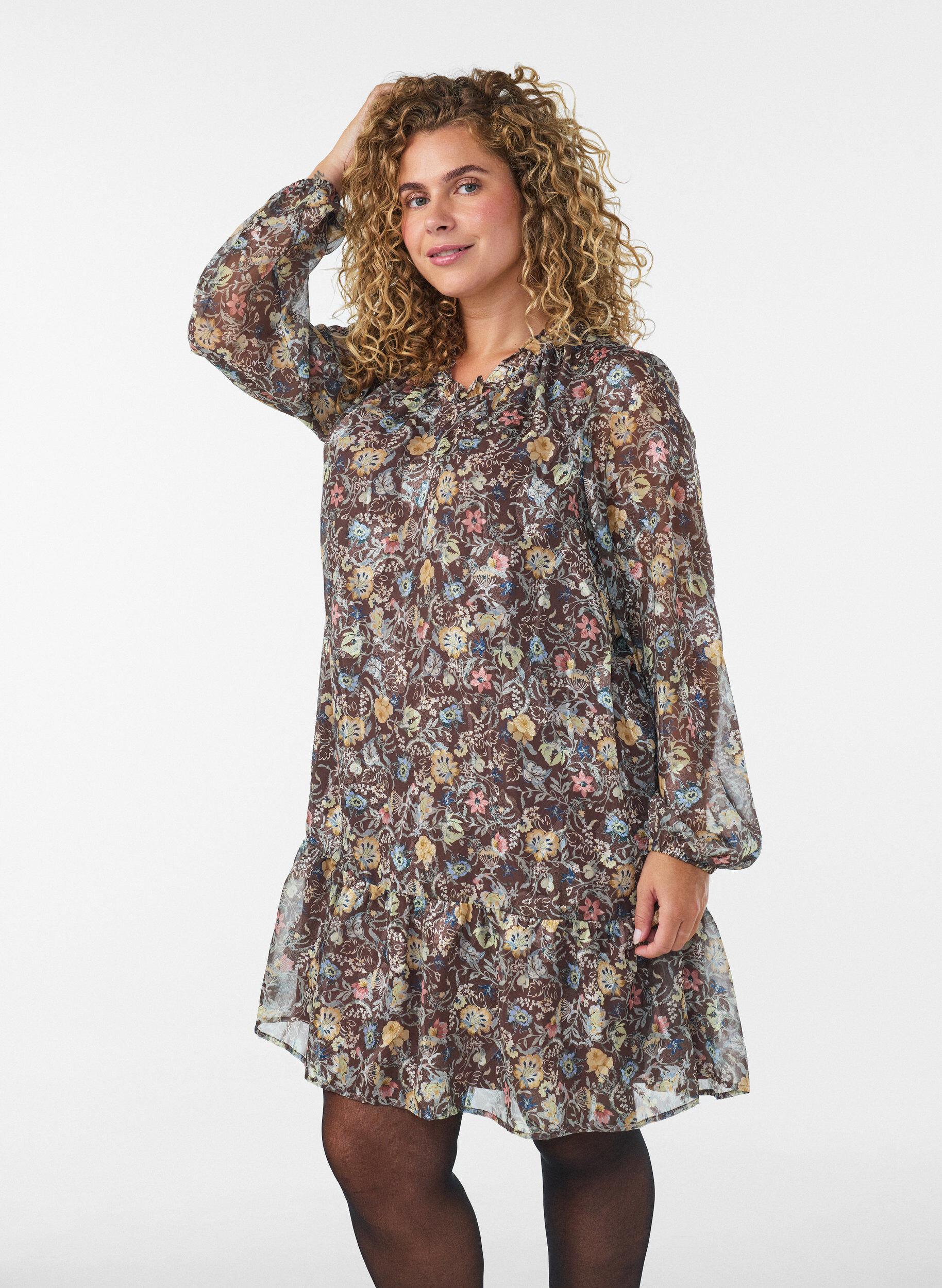 Kl&auml;nning i chiffong med blommigt m&ouml;nster och volanglager, Brun, Model