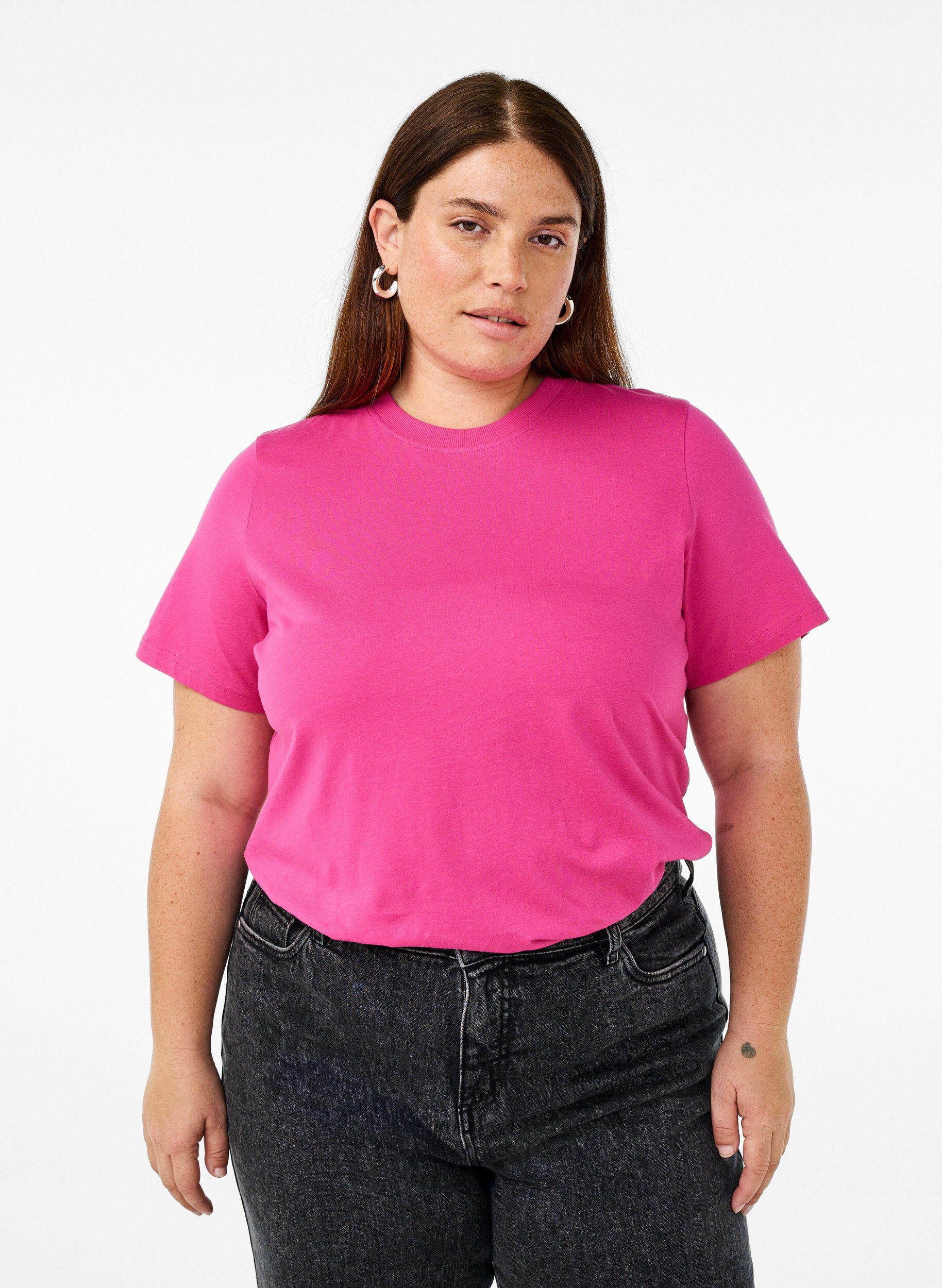 Enkel t-shirt i bomull med rund halsringning, Rosa, Model