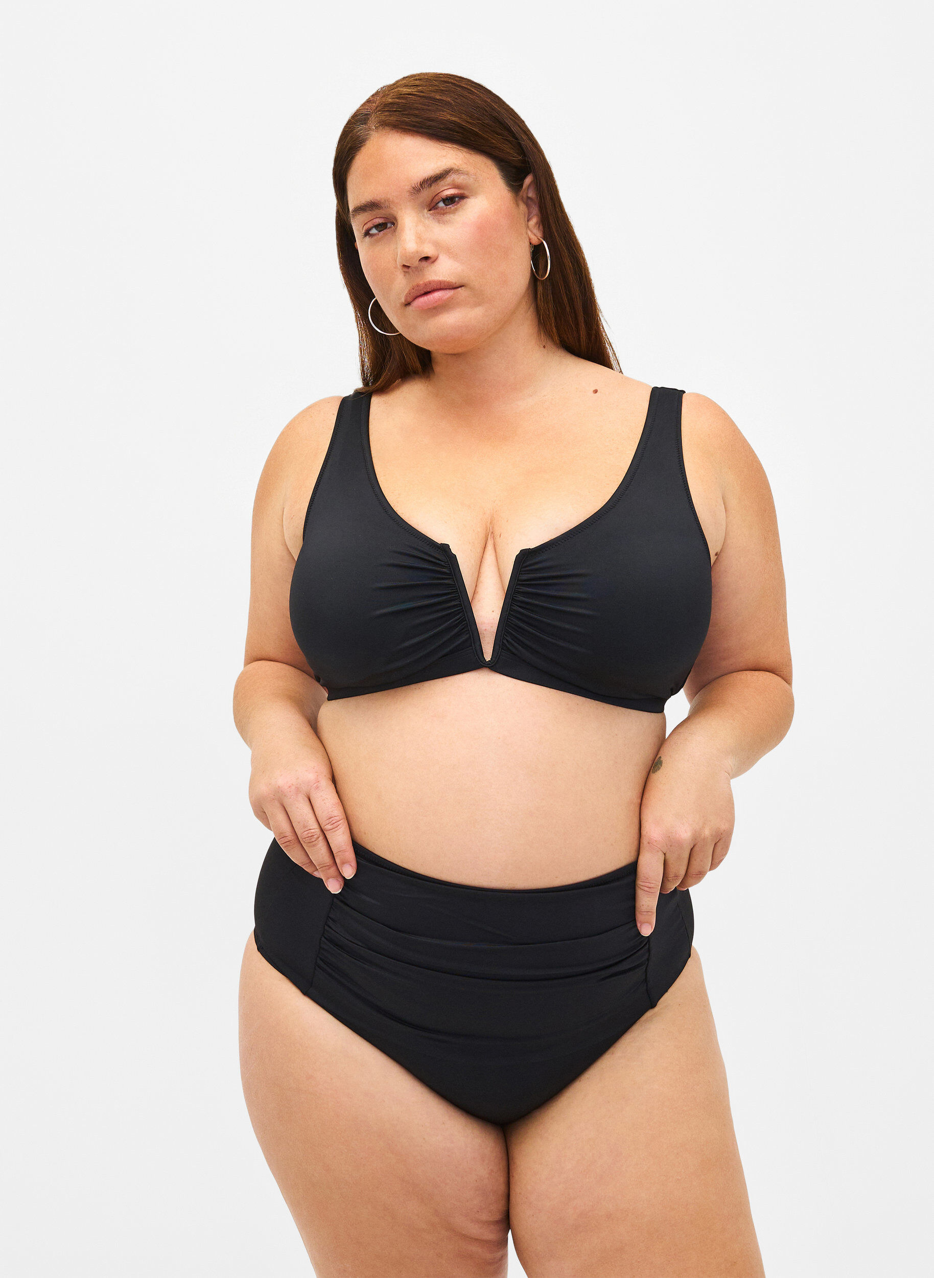 Zizzi Bikinitopp med V-byglar och avtagbara kuddar, Svart, Model image number 1