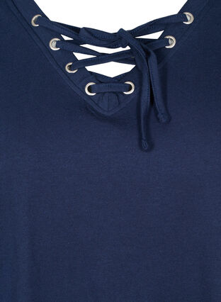 T-shirt i ekologisk bomull och v-ringning med snörning, Navy Blazer, Packshot image number 2
