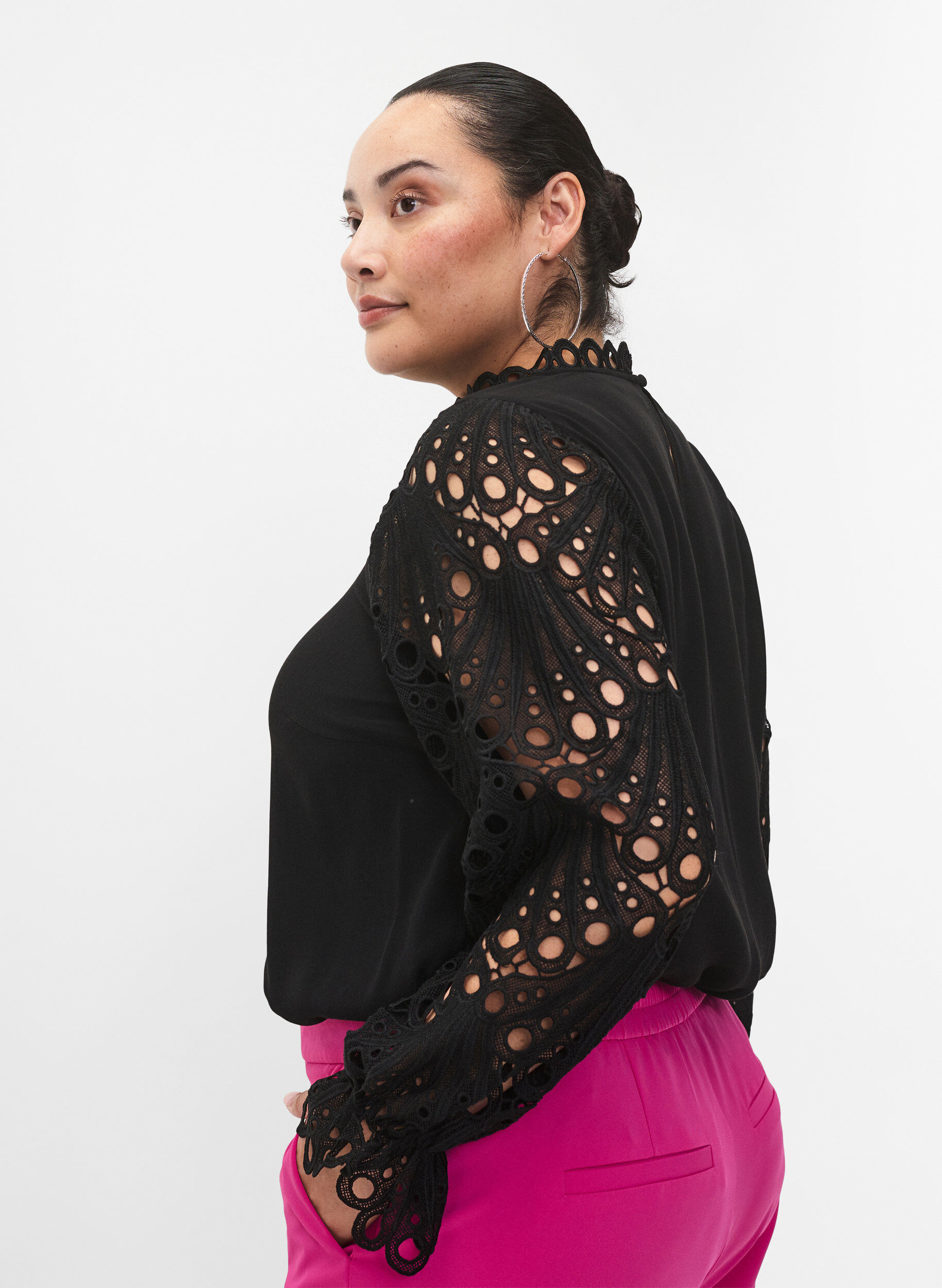 Zizzi Blus i viskos med crochet &auml;rmar, Black, Model image number 2