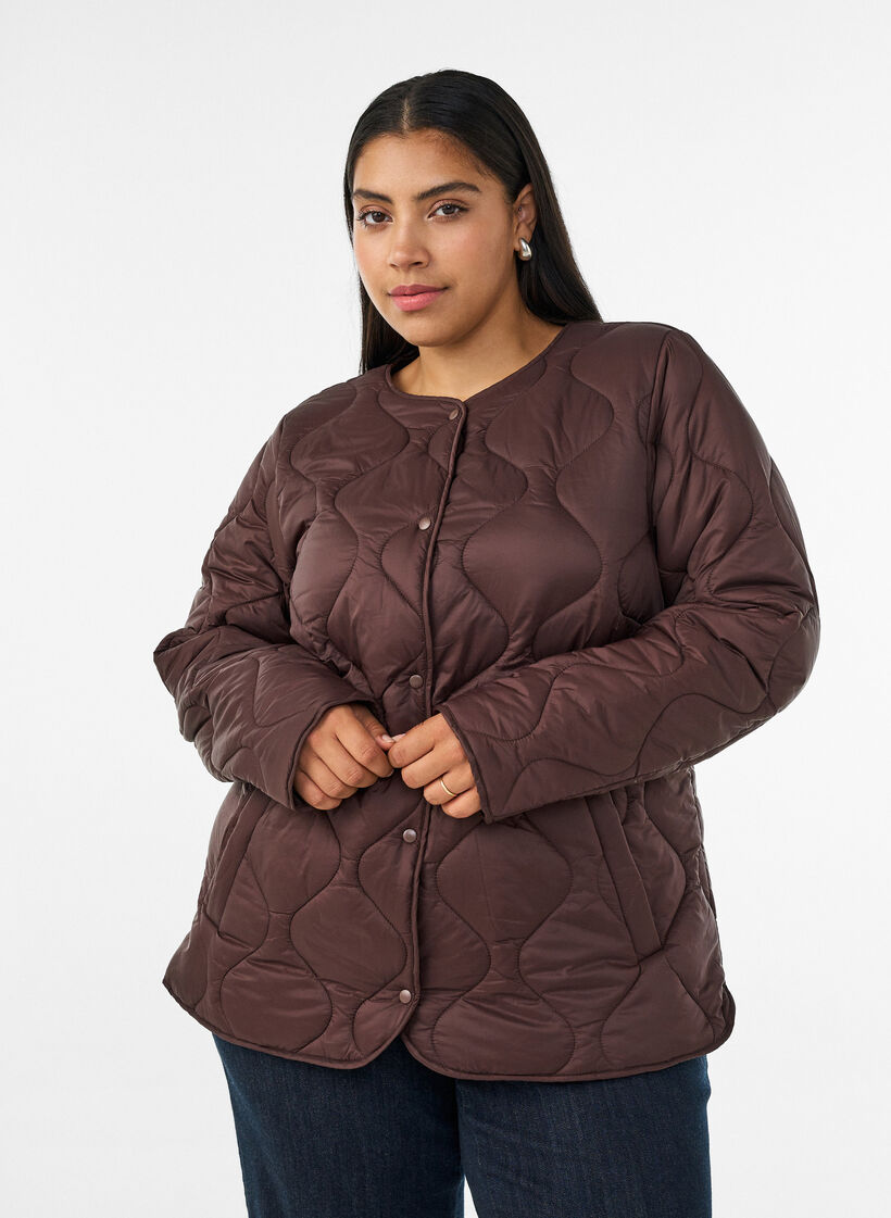 Quiltad jacka med tryckknappar och rund hals, Brun, Model image number 0