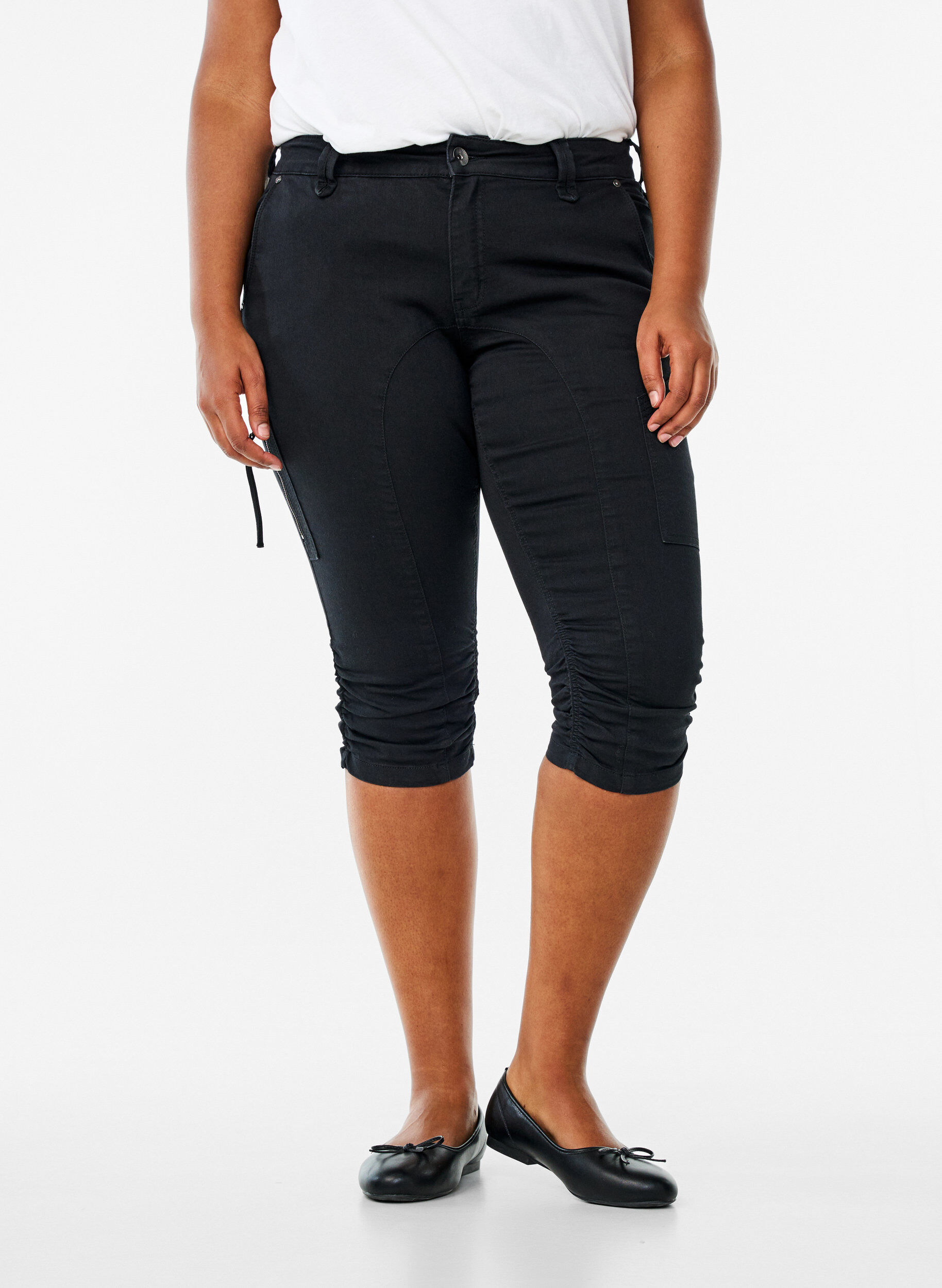 ZizziCaprijeans med smal passform och fickor, Svart, Model image number 1