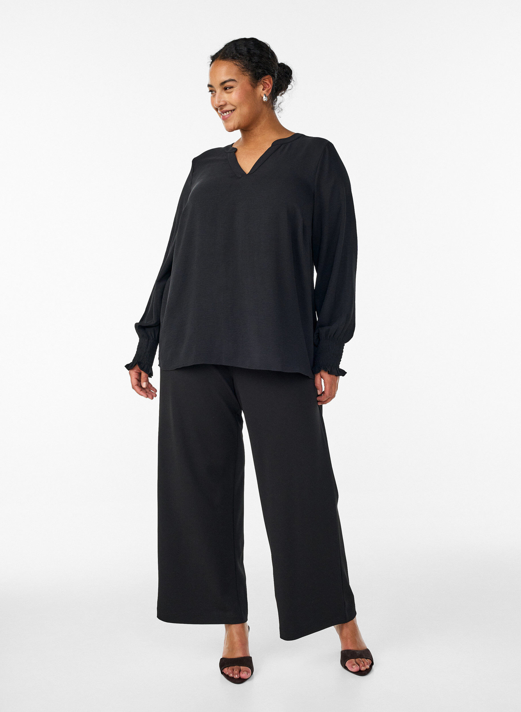 ZizziBlus med smockade manschetter och v-ringning, Svart, Model image number 1