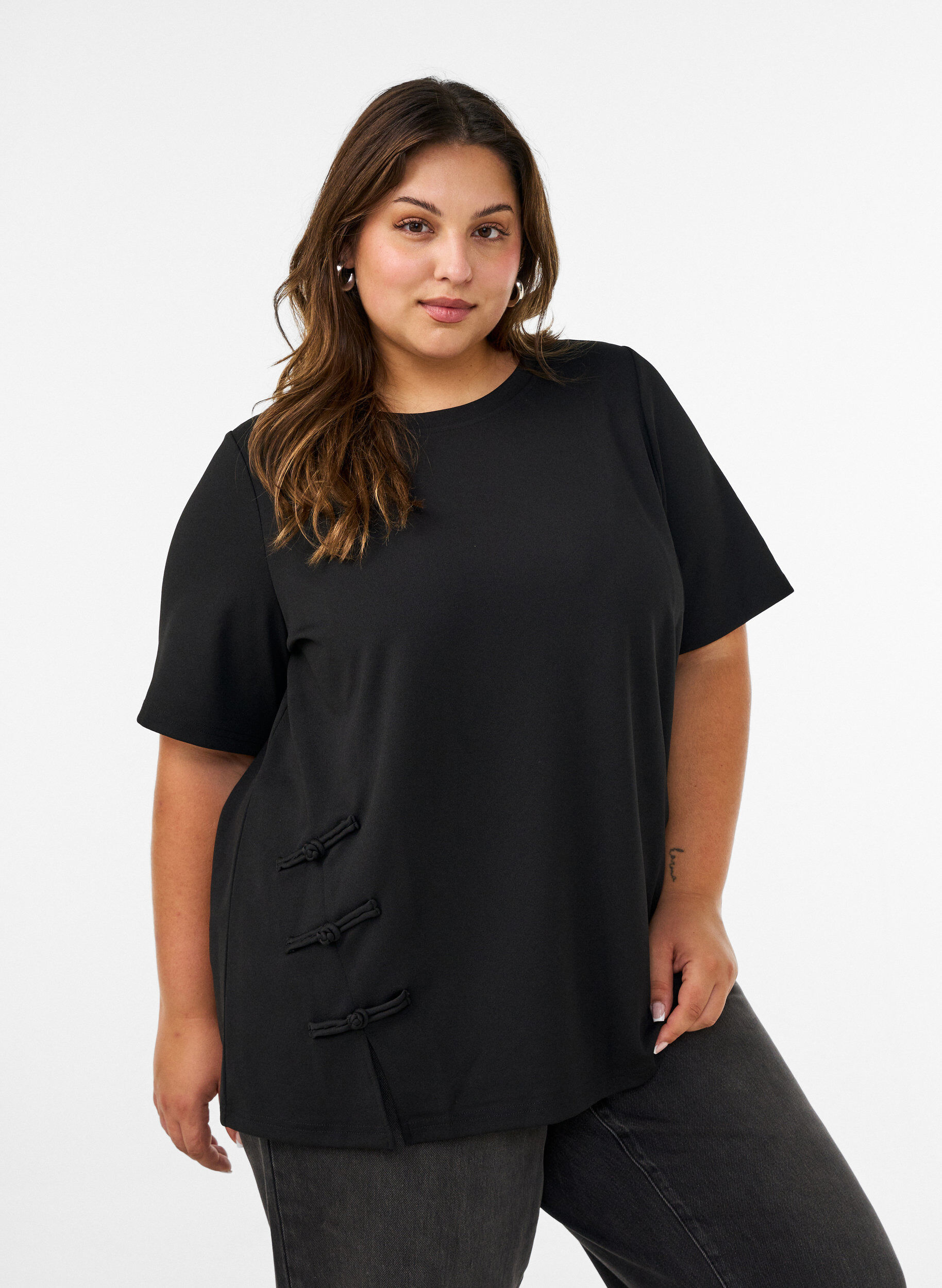 ZizziT-shirt med slitsar och dekorativ knutkn&auml;ppning, Svart, Model image number 0