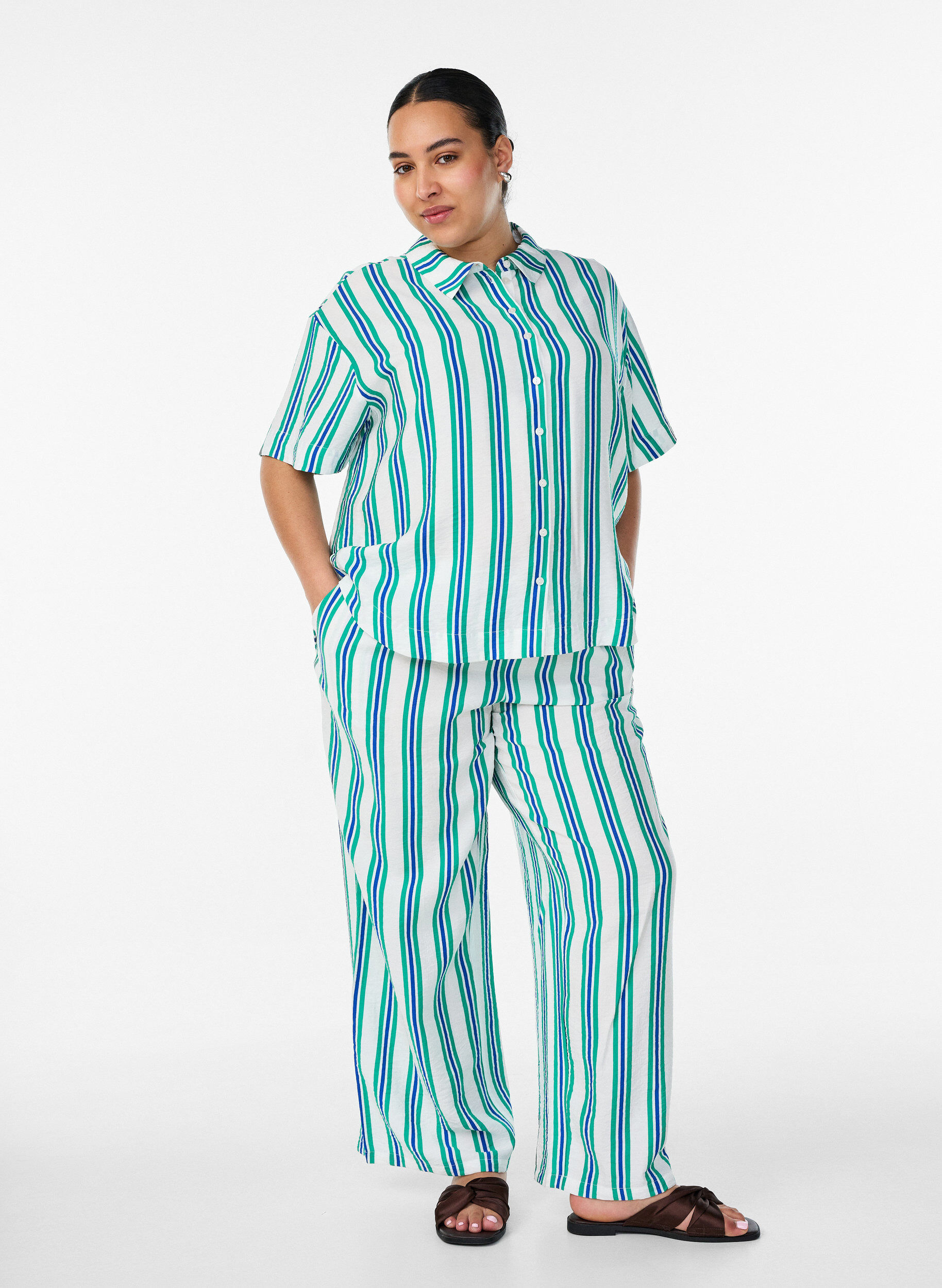 ZizziKort&auml;rmad randig skjorta i viskos, Vanilla, Model image number 1