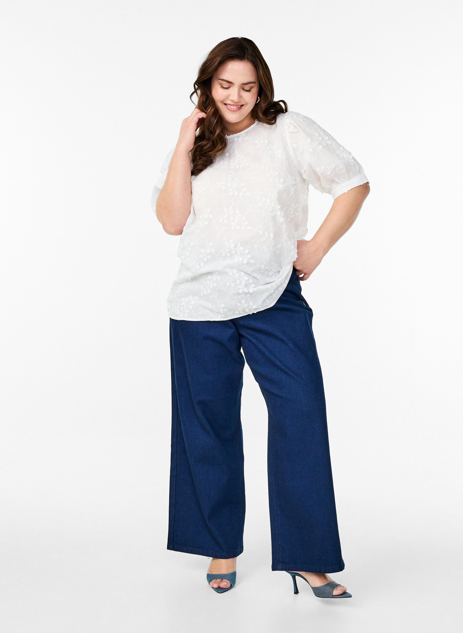 Zizzi Kort&auml;rmad blus med broderi och rund halsringning, Vit, Model image number 1