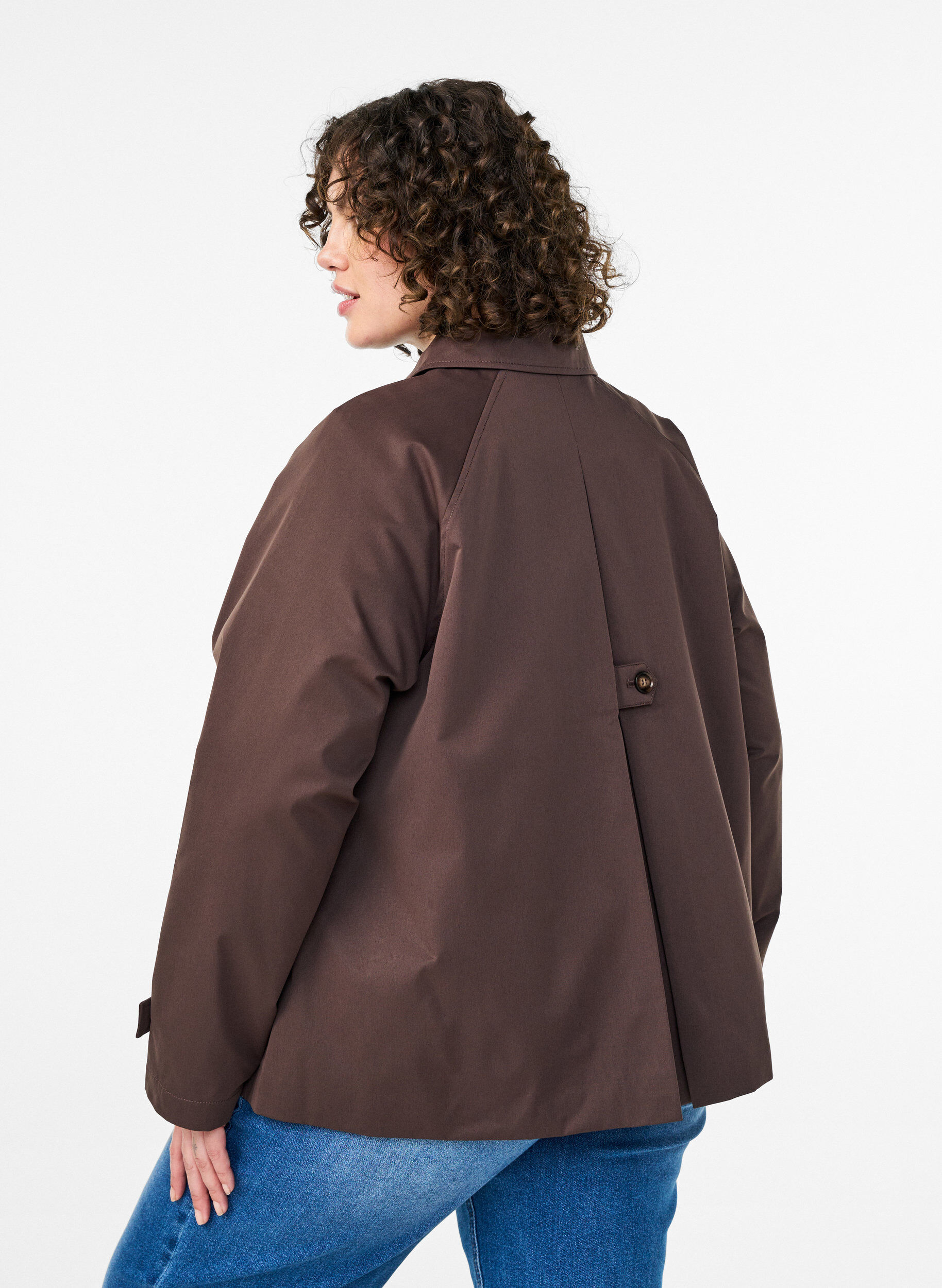 Zizzi Kort trenchcoat med krage och raglan&auml;rmar, Brun, Model image number 2