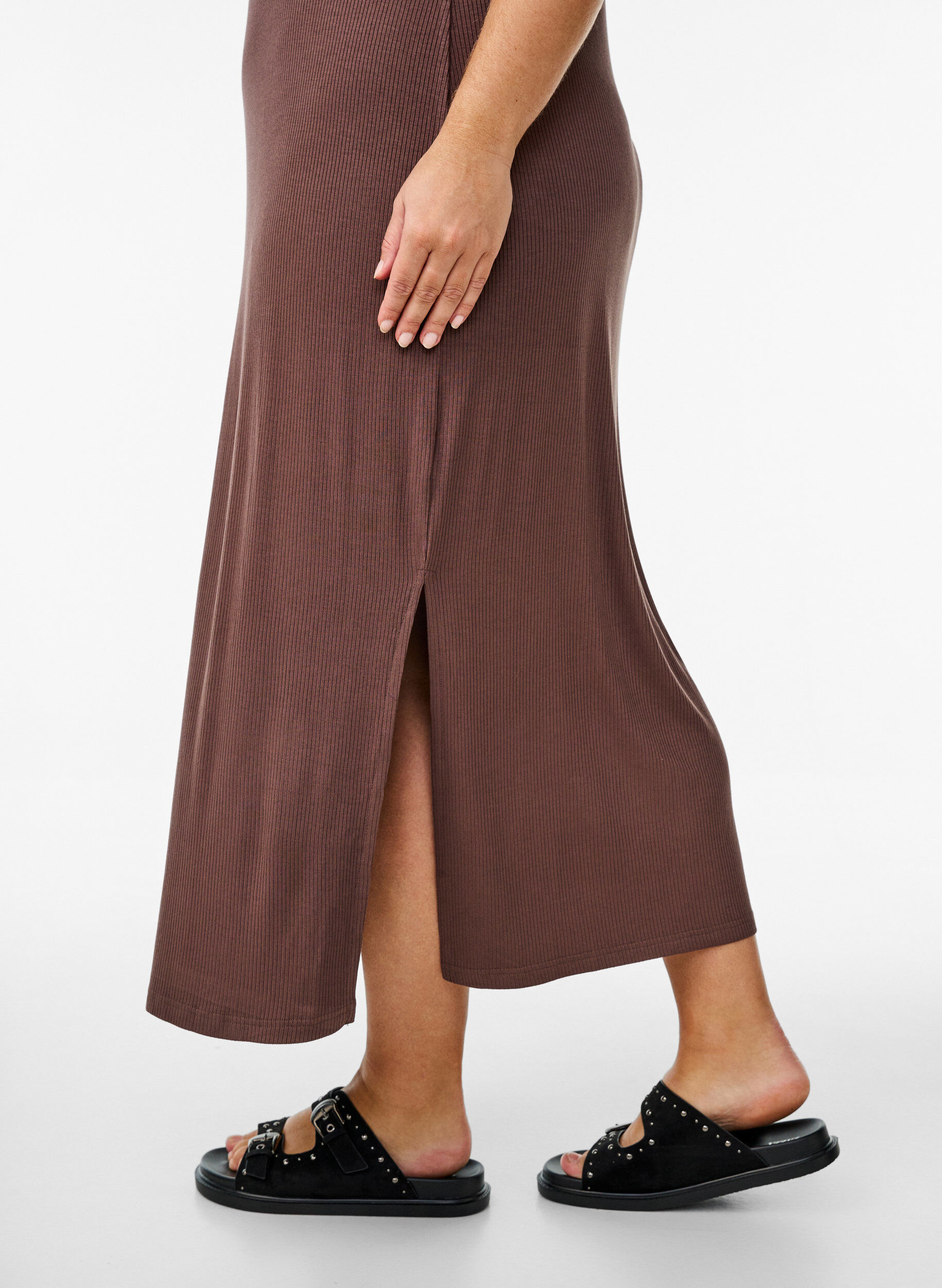 Zizzi &Auml;rml&ouml;s ribbad kl&auml;nning i viskos, Brun, Model image number 2