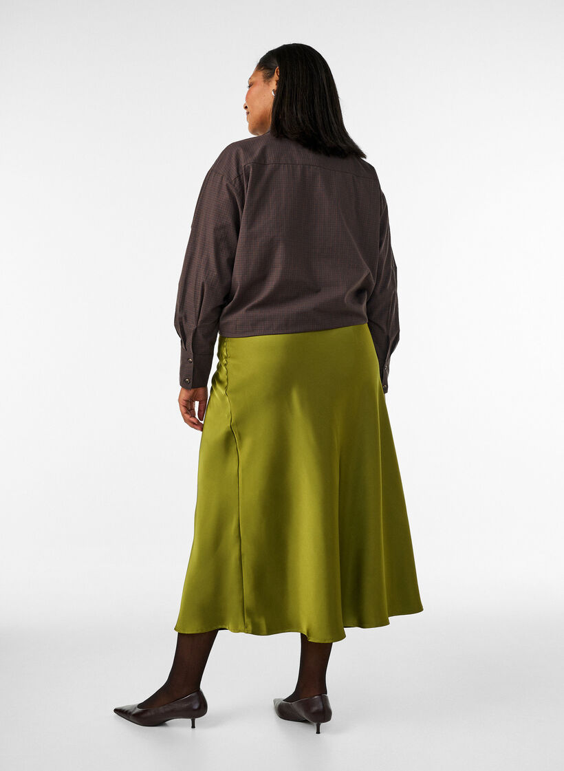 Midikjol i satin, Gr&ouml;n, Model image number 1