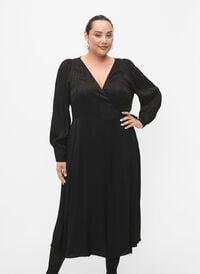 Långärmad viskosklänning med ton-i-ton mönster, Black, Model