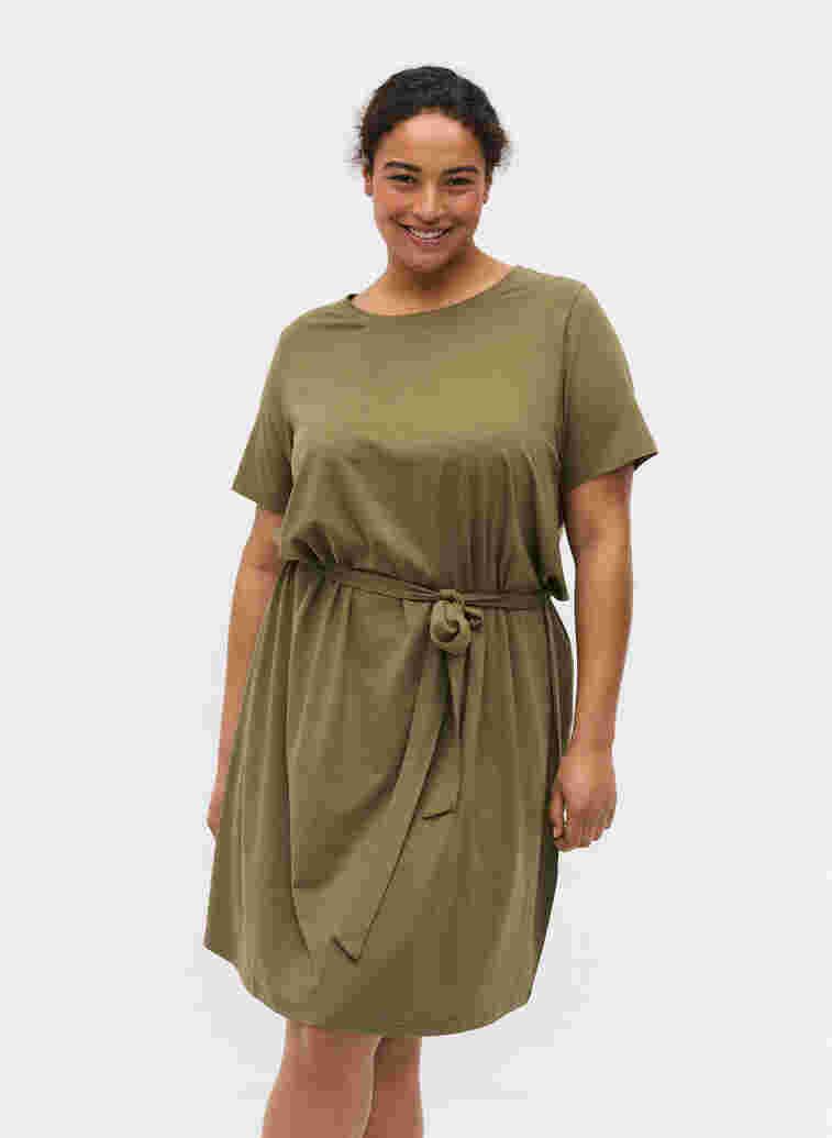 Kortärmad klänning med midjeband, Dusty Olive, Model