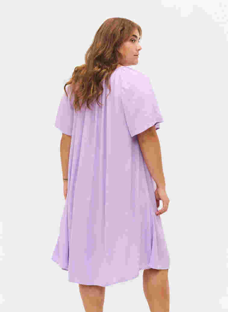 Kortärmad klänning i viskos, Lavendula, Model