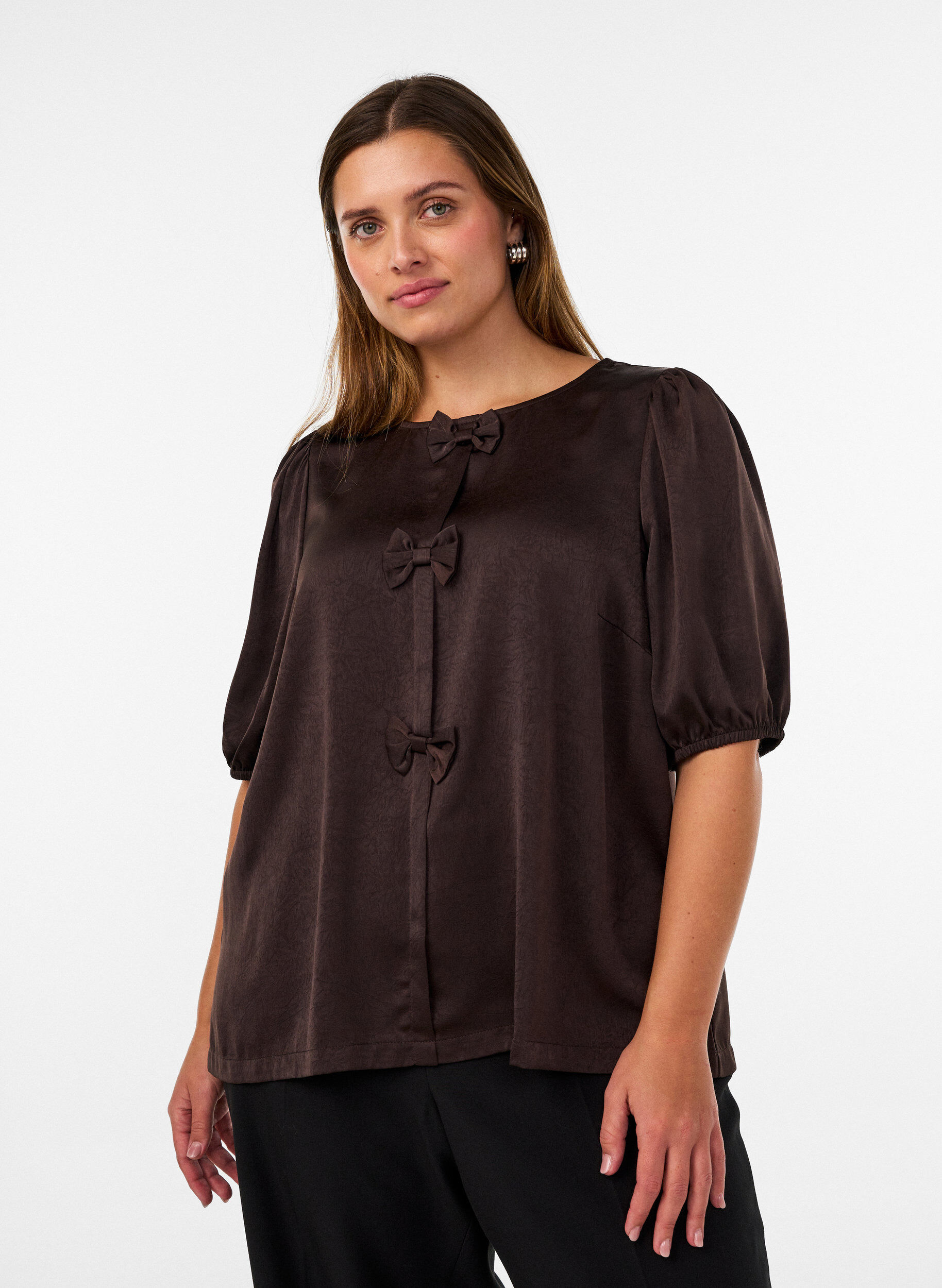 Blus i satin med rosetter och halvl&aring;nga &auml;rmar, Brun, Model