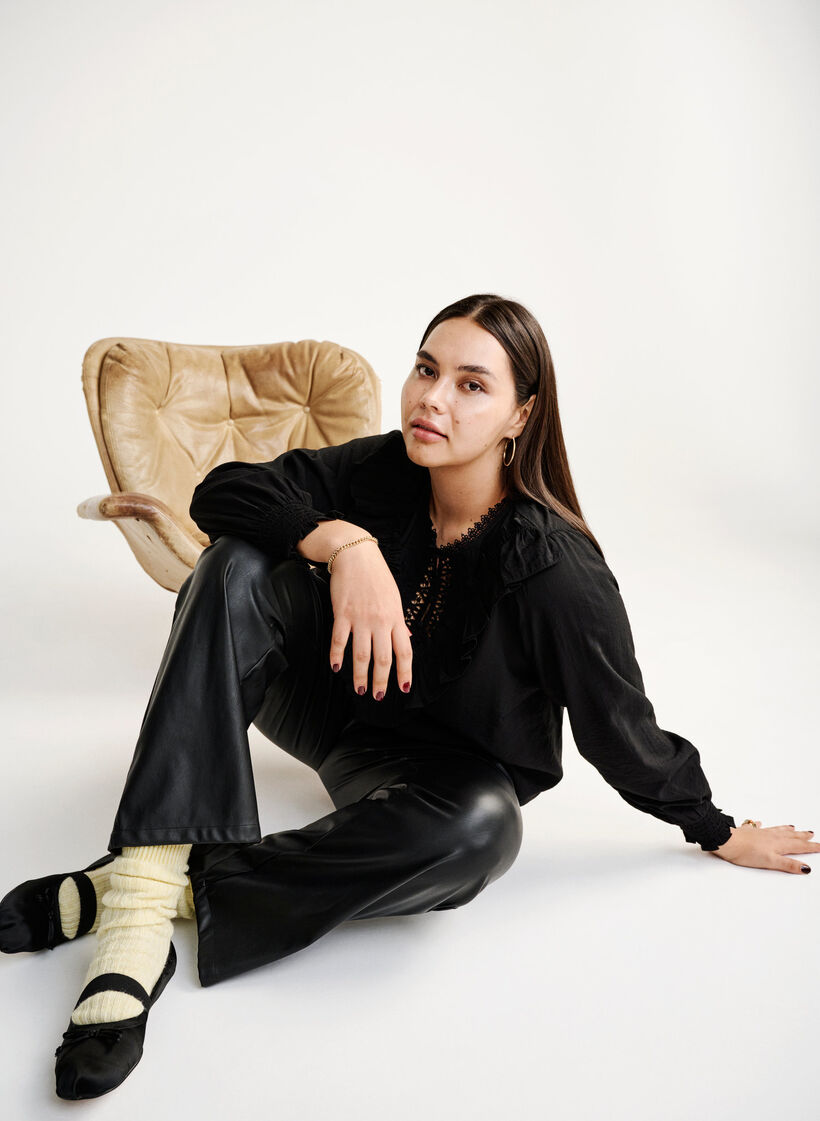 Blus i viskos med volanger och broderidetaljer, Black, Image image number 0