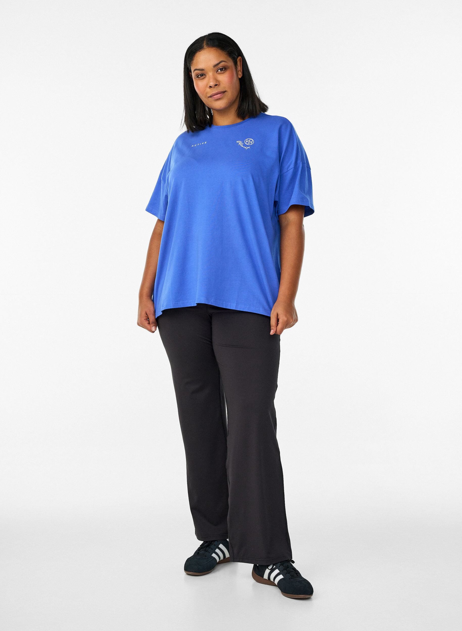 Zizzi T-shirt i ekologisk bomull med ett litet motiv framtill, Bl&aring;, Model image number 1