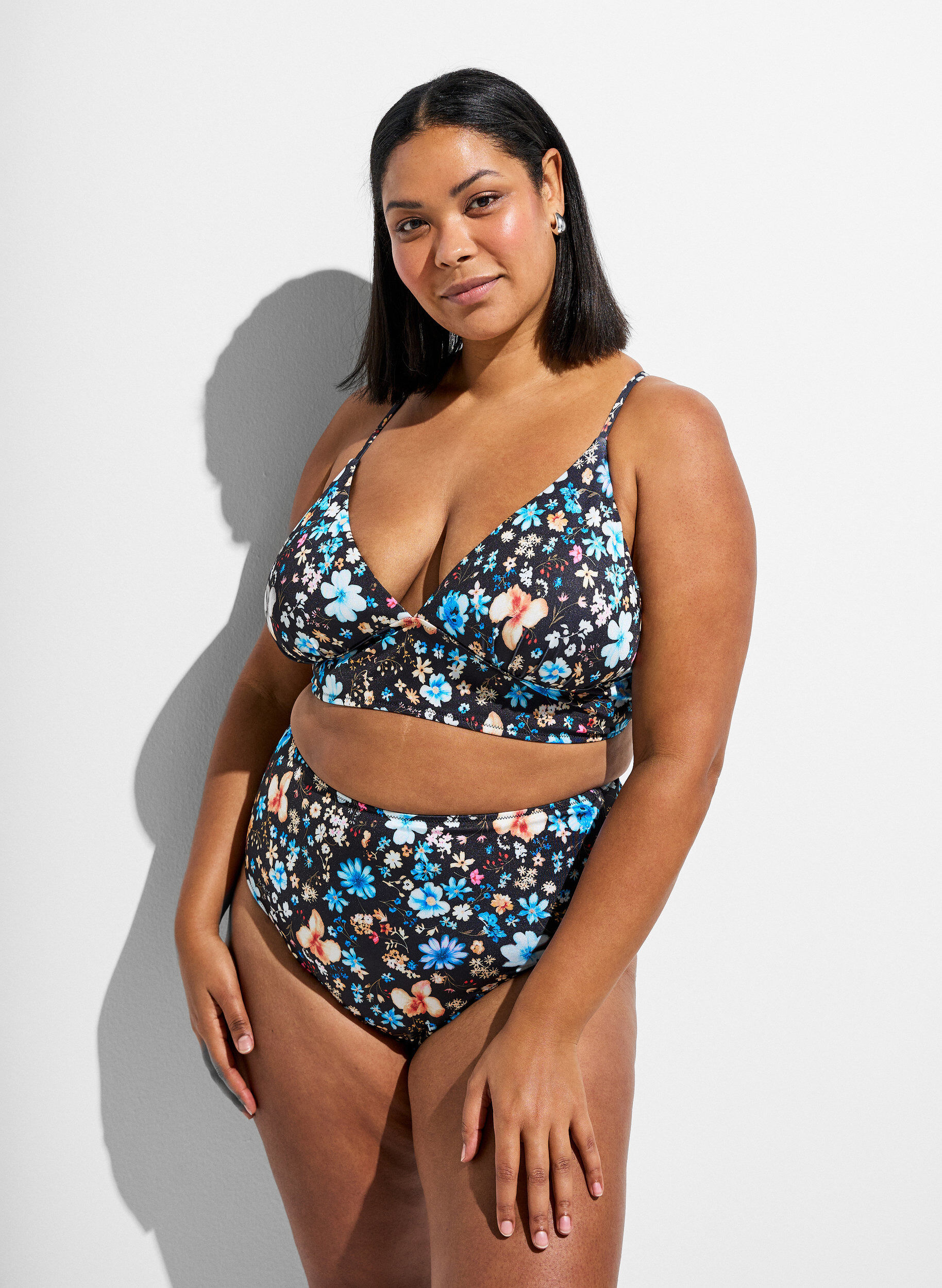 Bikinitrosa med h&ouml;g midja och blommigt m&ouml;nster, Bl&aring;, Model