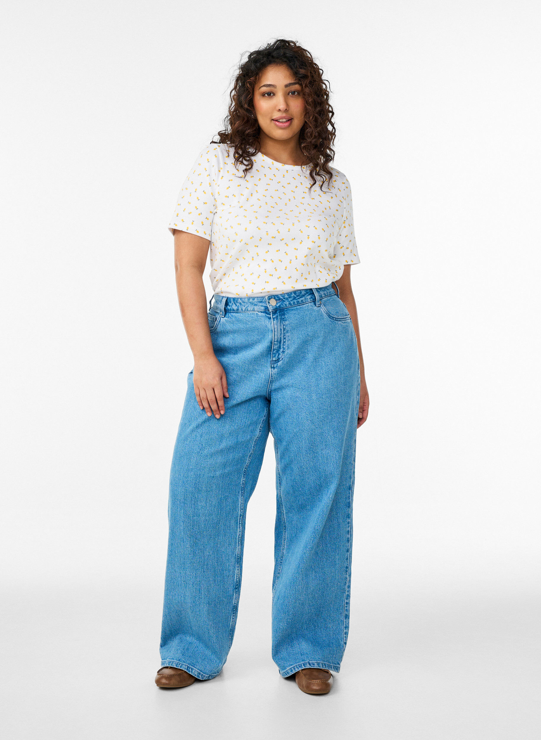 Zizzi T-shirt i bomull med helt&auml;ckande tryck, Vit, Model image number 1